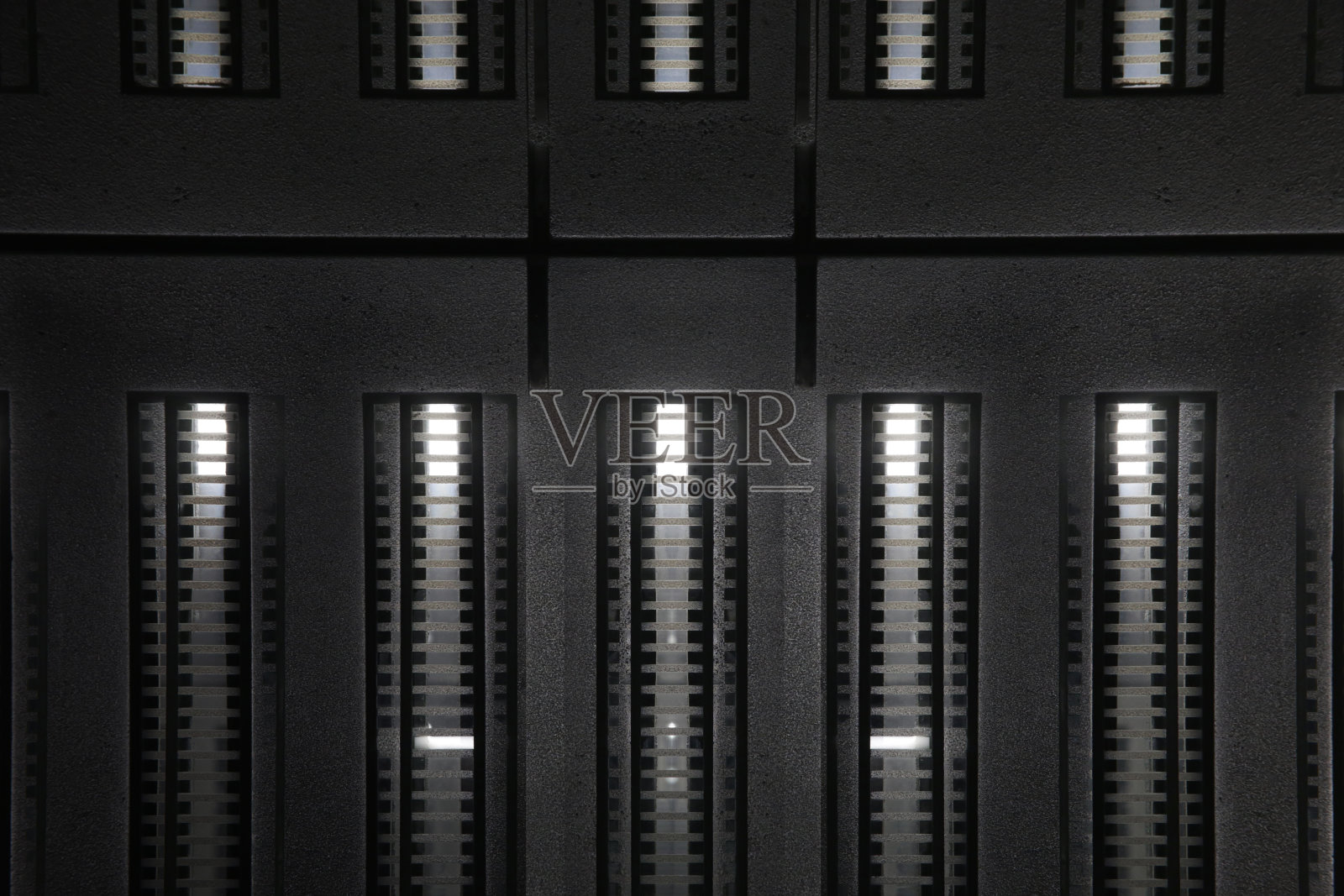 粉末涂层钢地板和窄小的条纹玻璃窗背光。Grunge抽象金属背景,以现代建筑、工业或技术为主题。照片摄影图片