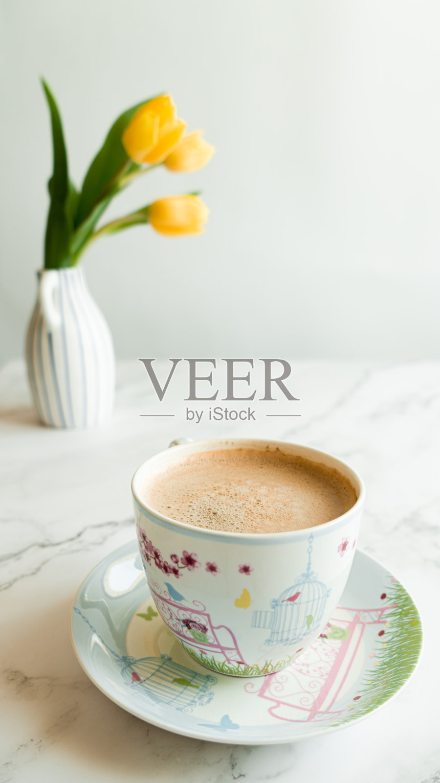 郁金香和咖啡照片摄影图片