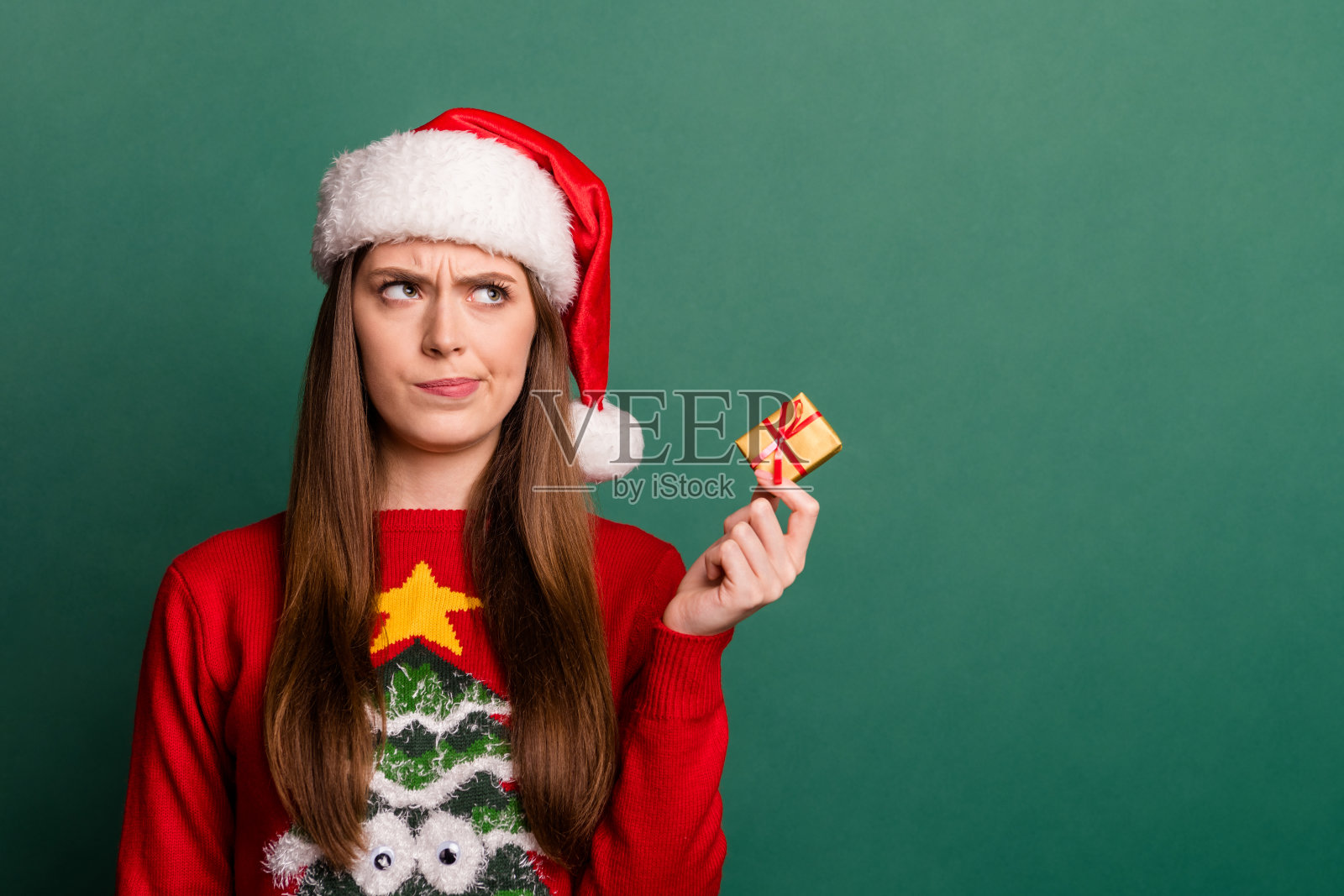 郁郁寡欢的女子照片,空空荡荡的小present负孤立在绿色背景上照片摄影图片