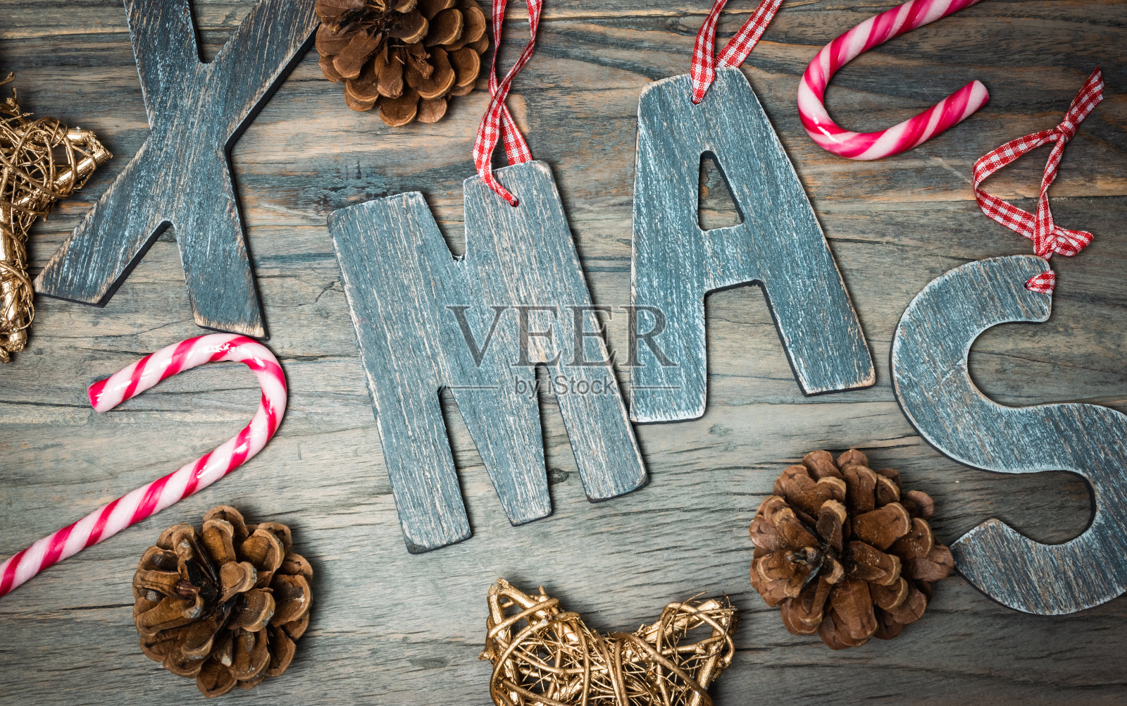 木制的圣诞装饰字母。照片摄影图片