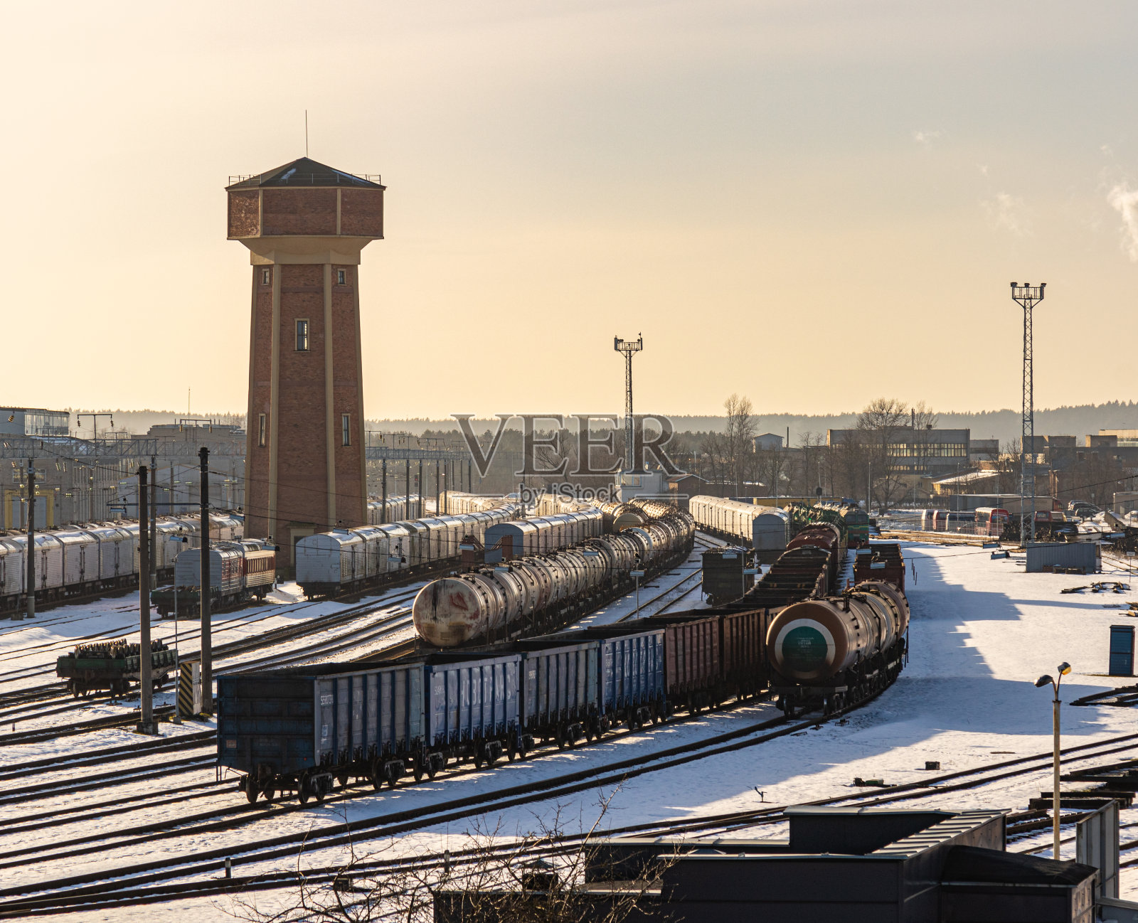 在铁路车场的货运列车照片摄影图片