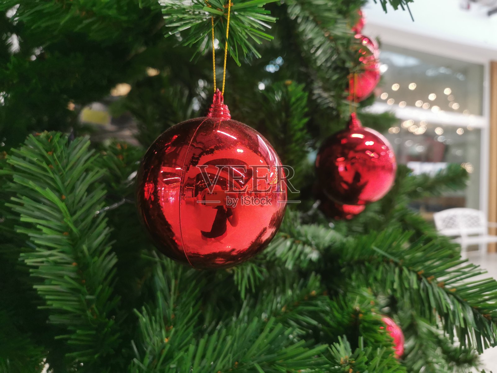 红色的球装饰圣诞树。照片摄影图片