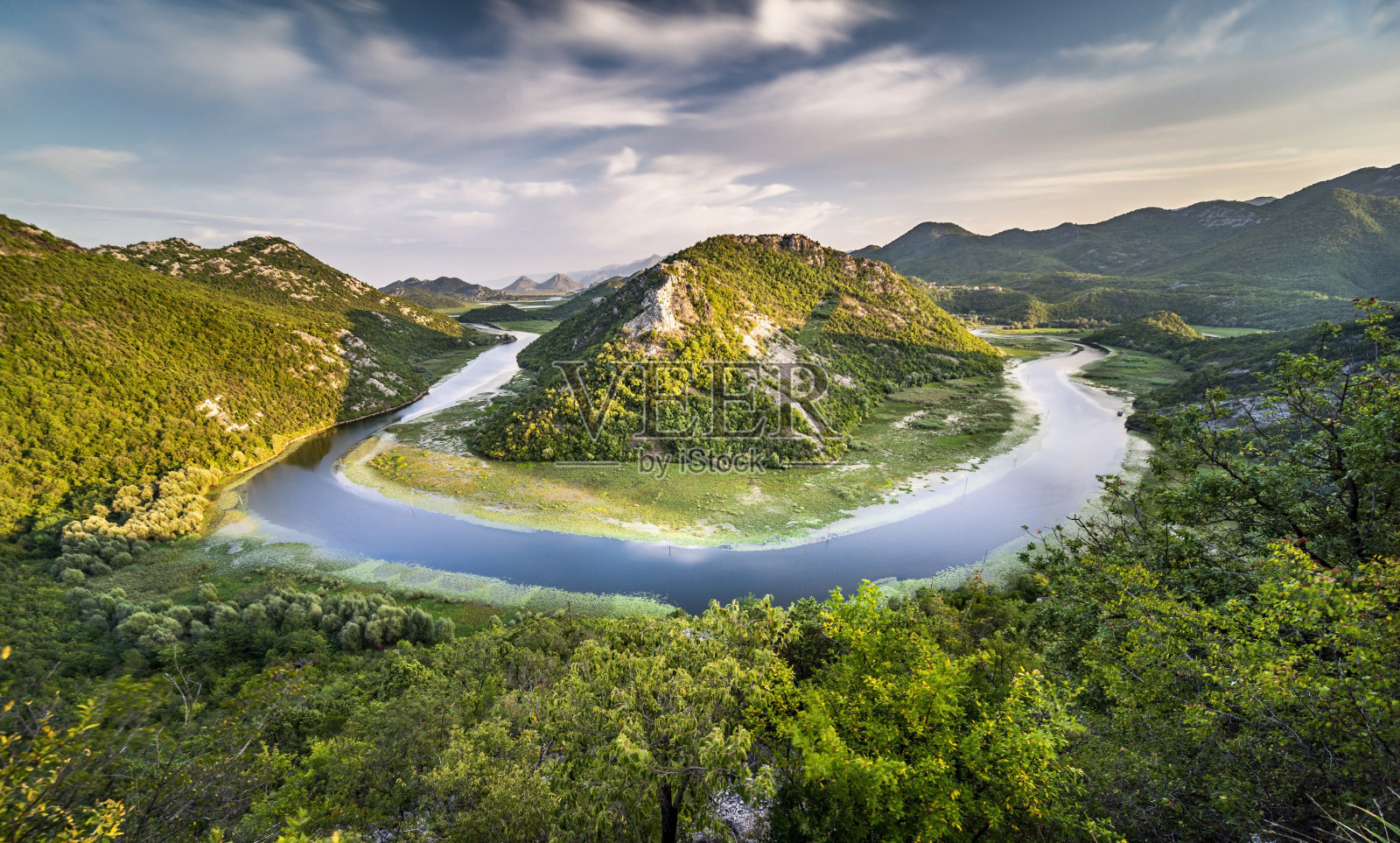 日落时分的斯卡达尔湖和克诺杰维奇河,黑山,东欧。照片摄影图片