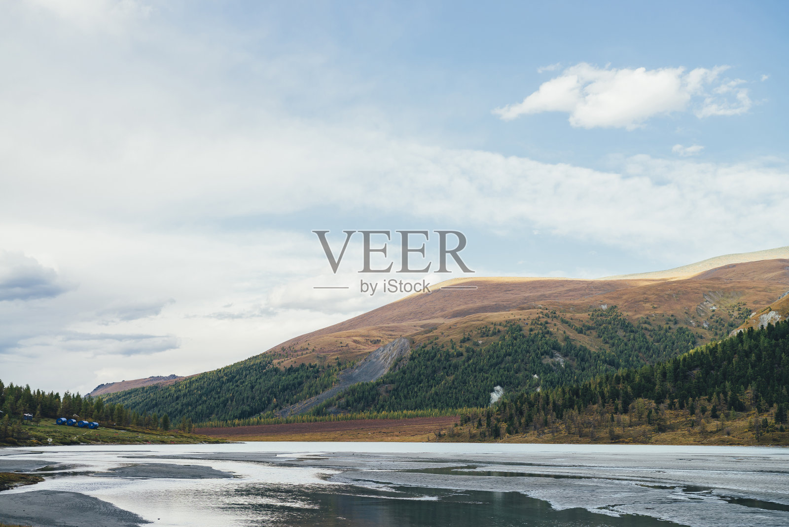 秋季风景秀丽,有山有湖,山有杂林。五彩缤纷的高山景观,浅湖和大彩山在秋天的颜色。美丽生动的秋天山景。照片摄影图片