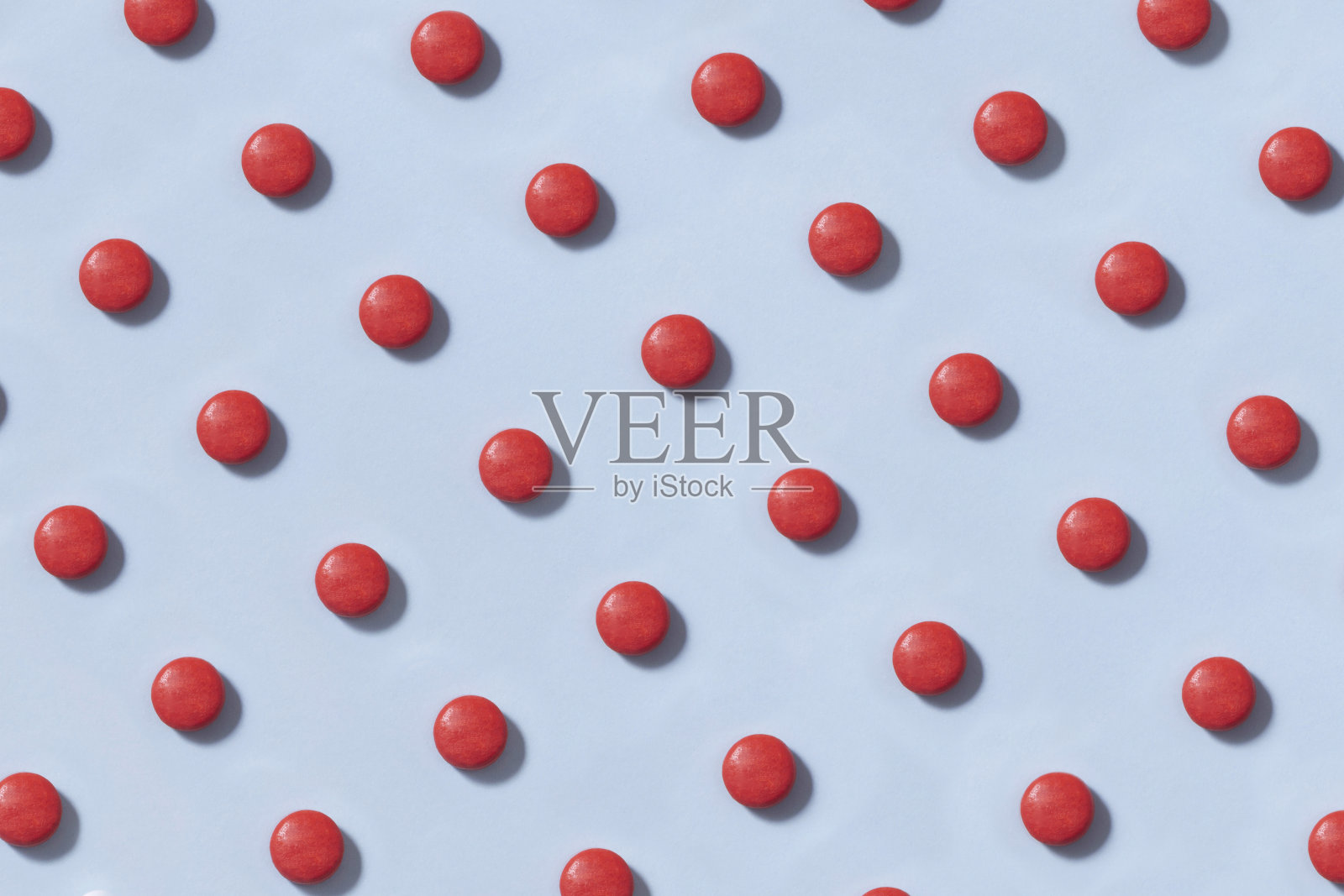 蓝色背景下的红色药丸照片摄影图片