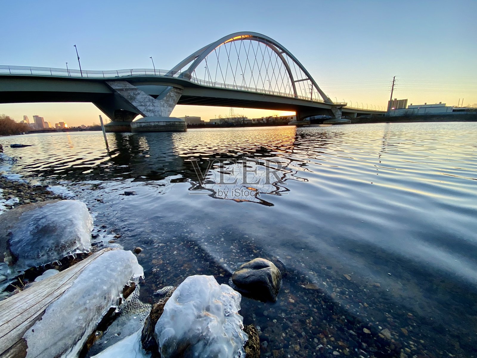 明尼阿波利斯东北河岸和日落时的劳瑞桥照片摄影图片