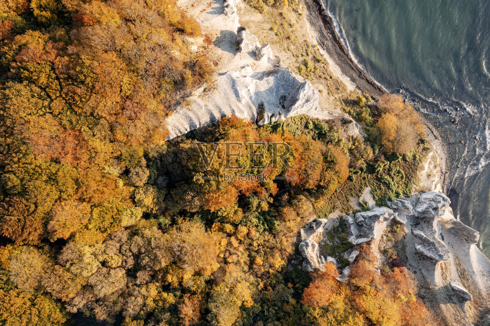 从上往下看丹麦Møns Klint的悬崖照片摄影图片