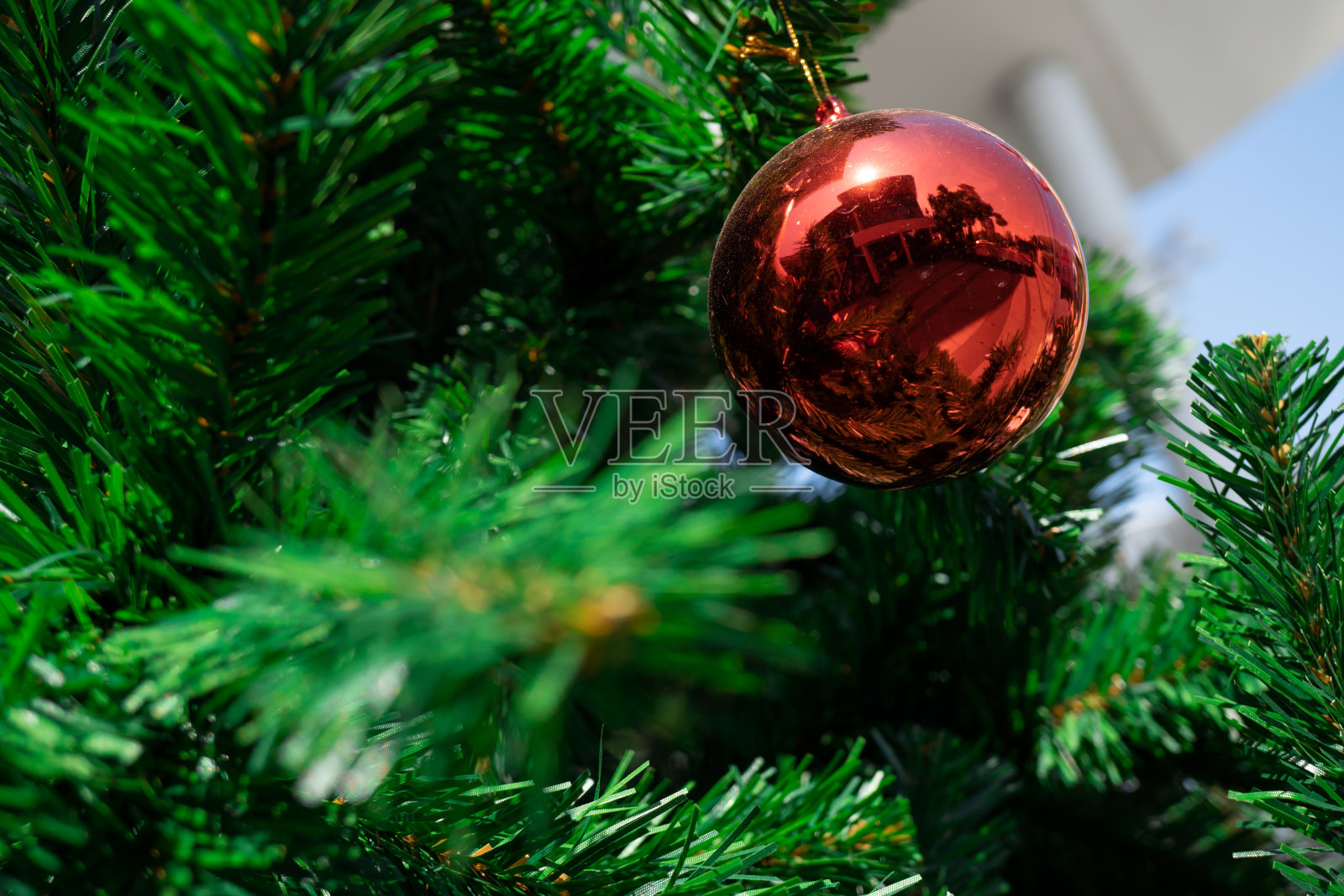 圣诞红色的闪亮球在树枝上。圣诞树上的球的特写。照片摄影图片