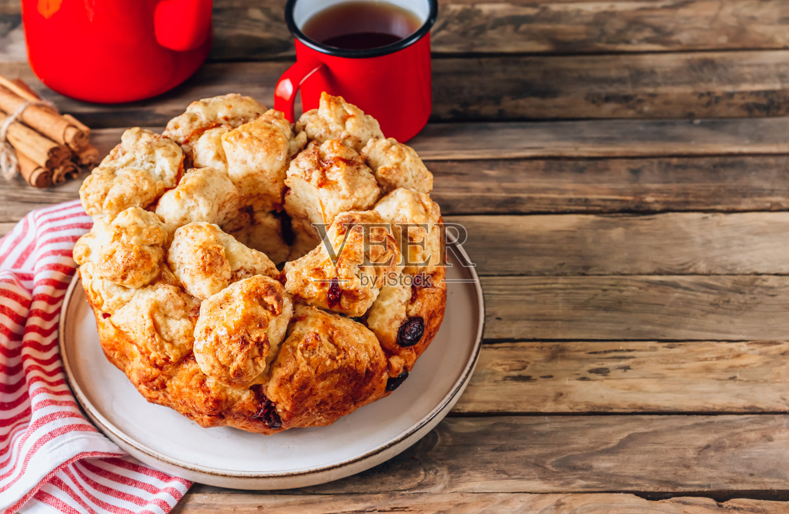 甜拉分开猴面包与橘子和蔓越莓照片摄影图片