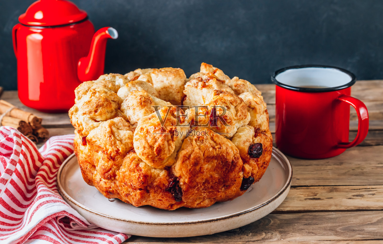 甜拉分开猴面包与橘子和蔓越莓照片摄影图片