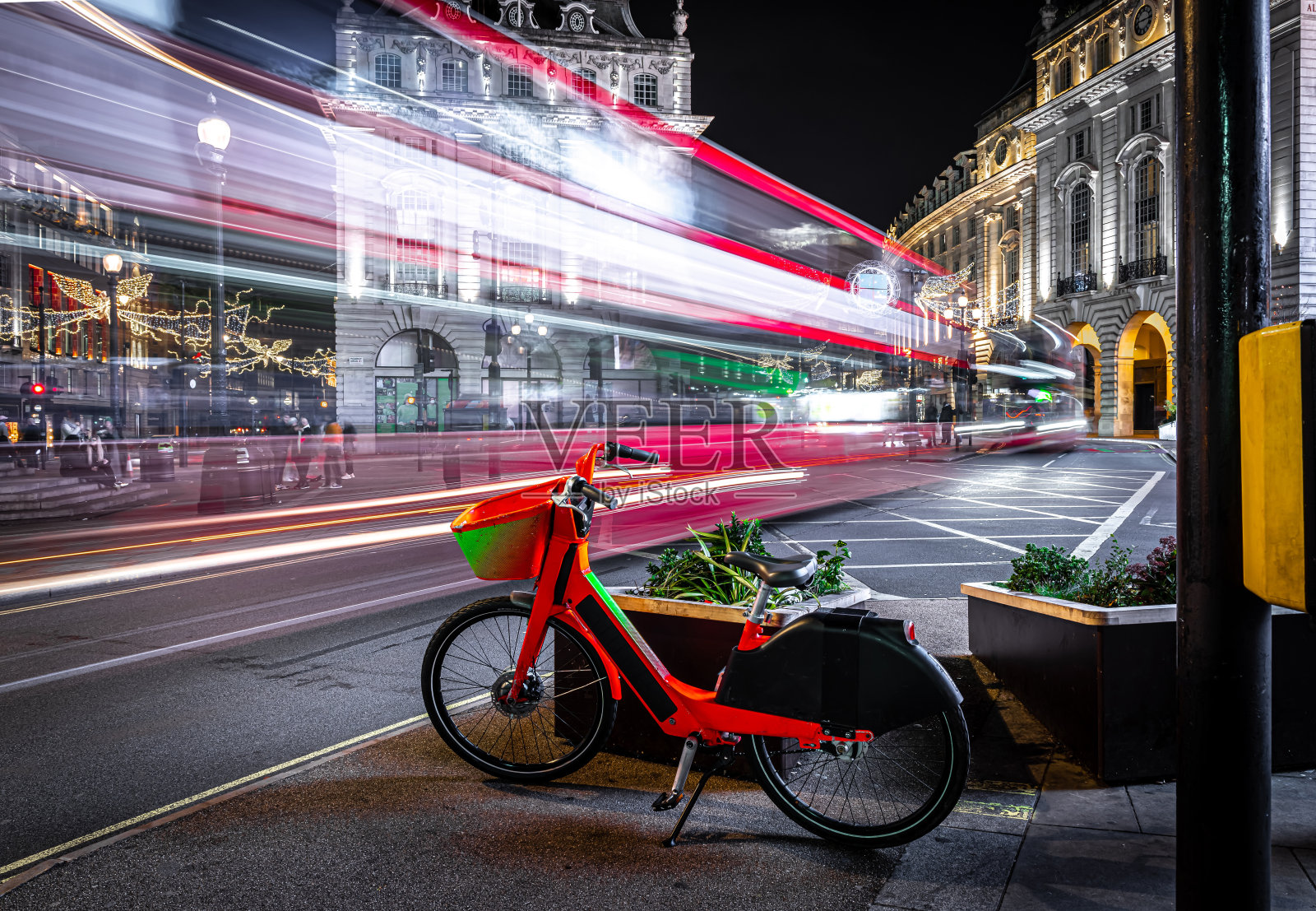 圣诞节期间伦敦皮卡迪利广场的夜景照片摄影图片