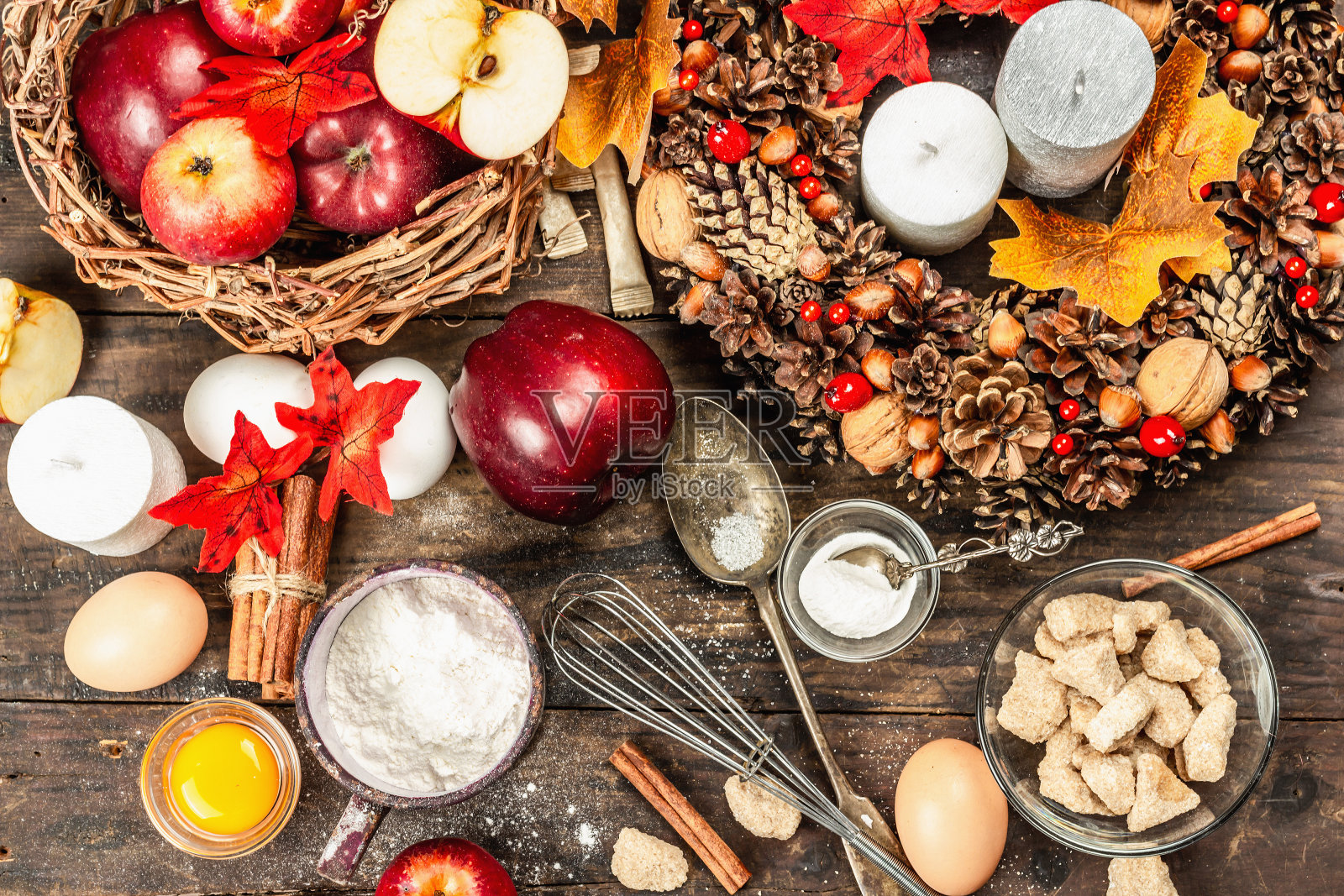 秋天烘焙概念。厨房用具,整套配料,季节性装饰。照片摄影图片