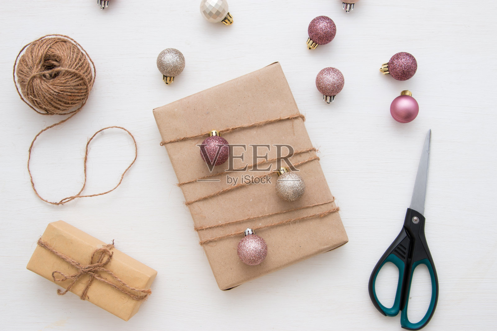 圣诞装饰和礼品盒上的灯光背景。从以上观点。照片摄影图片