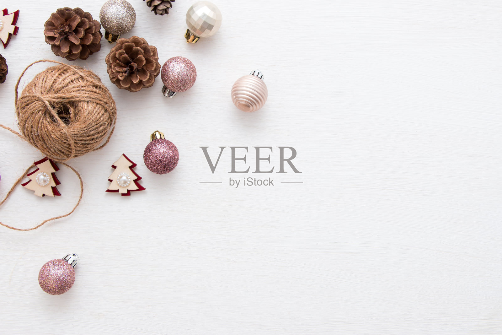 圣诞装饰和礼品盒上的灯光背景。从以上观点。照片摄影图片