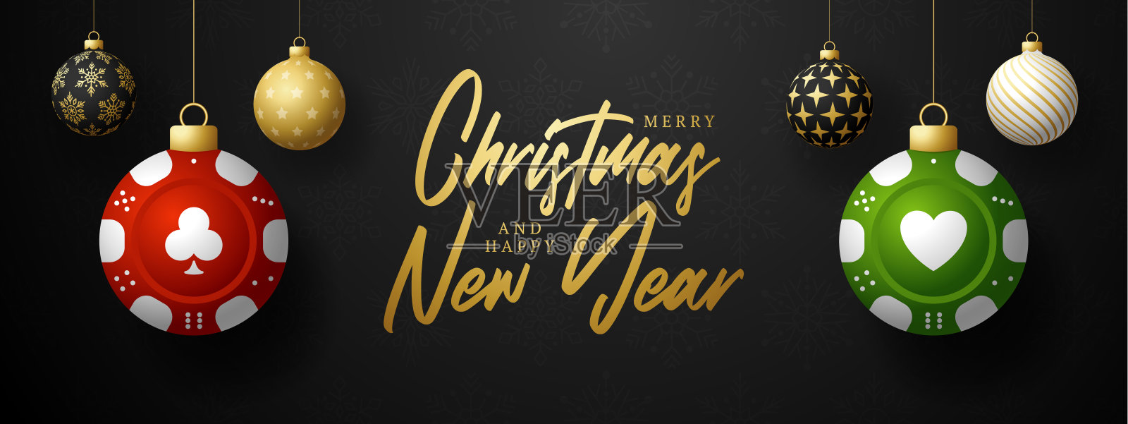 赌场扑克圣诞卡。圣诞快乐体育贺卡。挂在一个线程赌场扑克筹码作为圣诞球和金色的小玩意在黑色的背景设计模板素材
