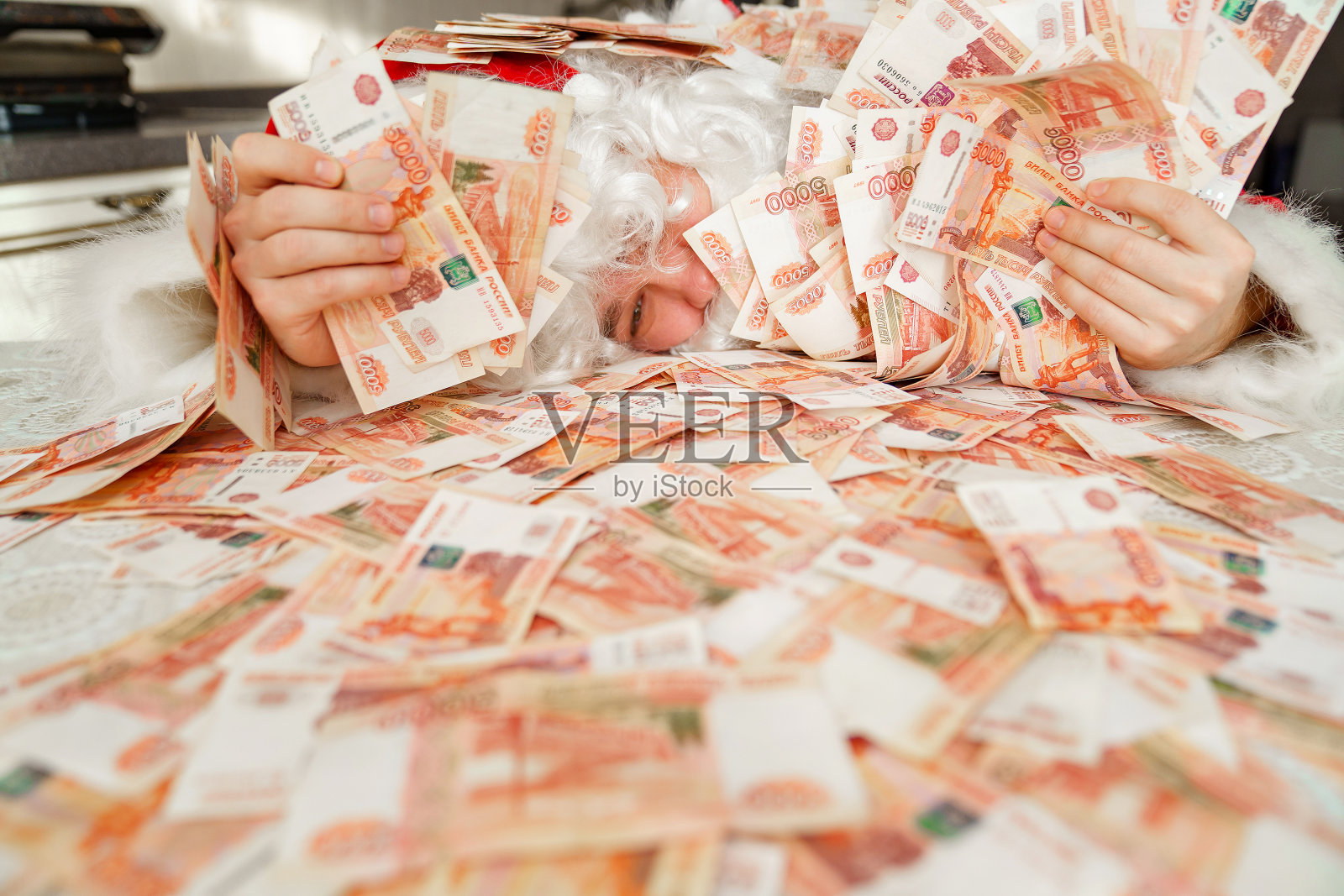 圣诞老人躺在桌子上的钱照片摄影图片