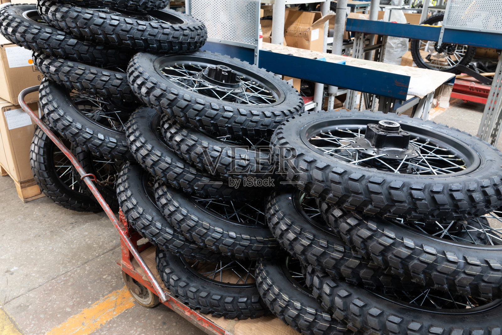 新车轮安装前在摩托车,装配厂照片摄影图片