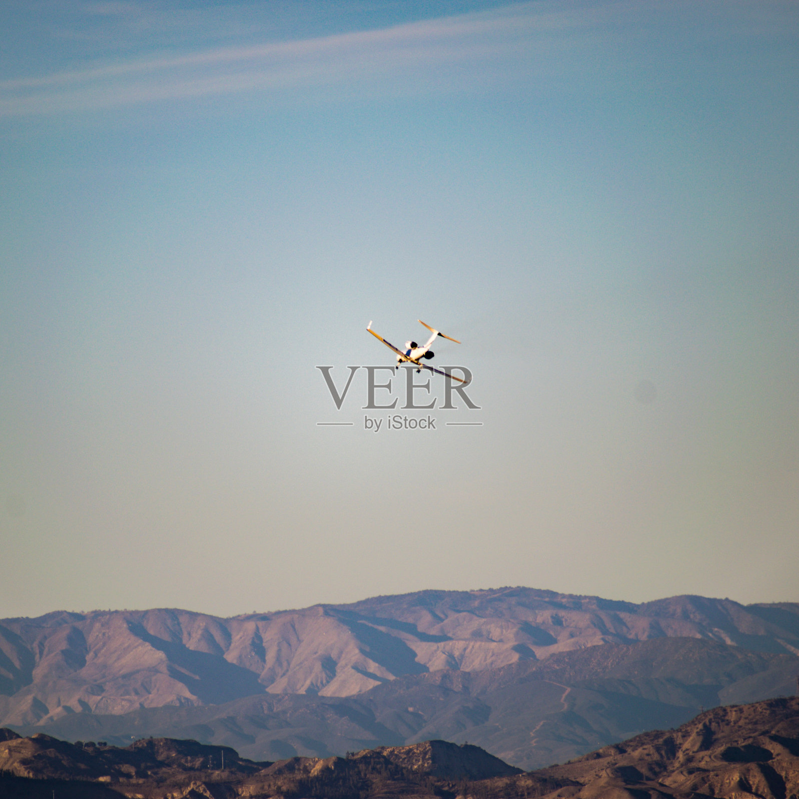 喷气式飞机飞过天空照片摄影图片