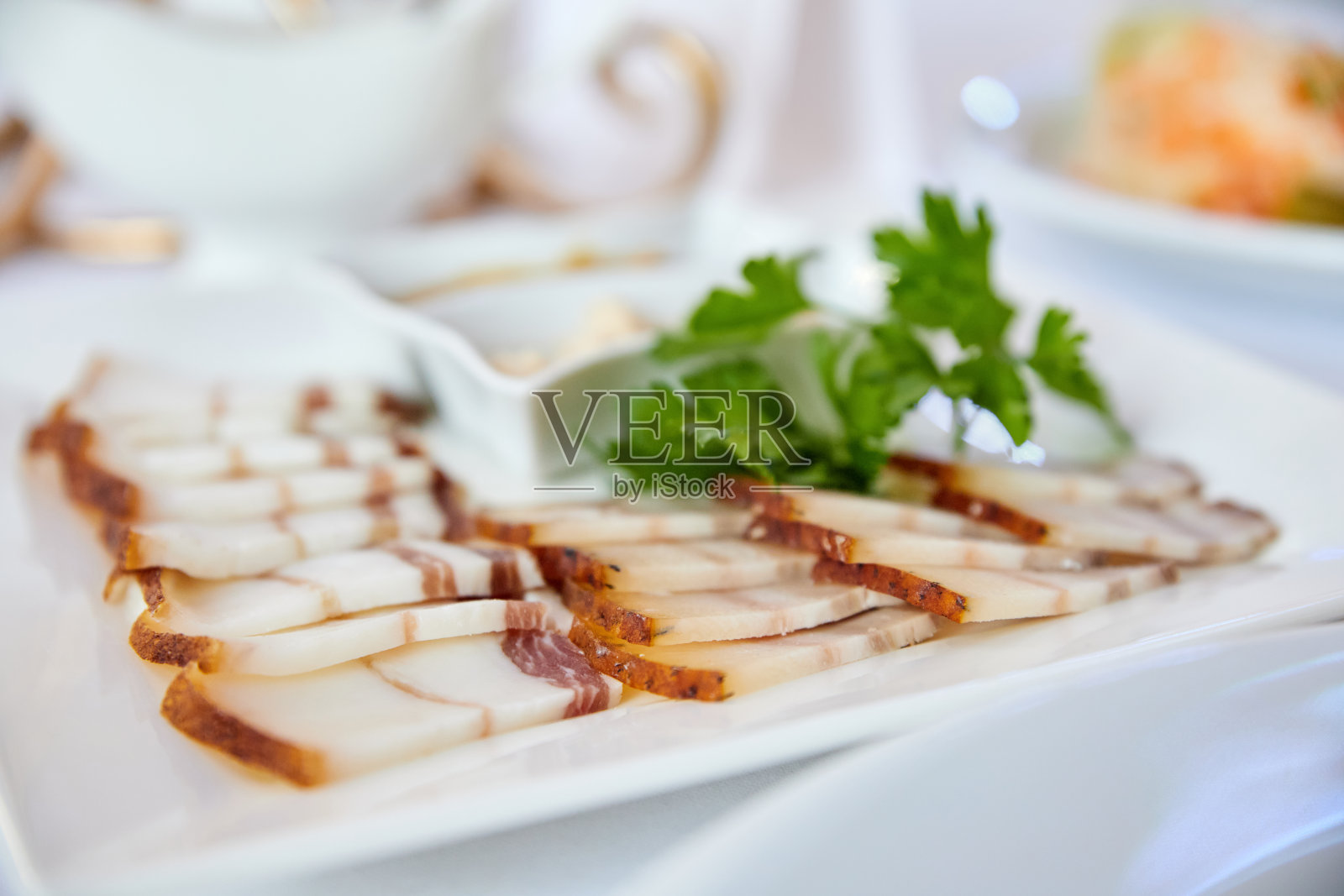 猪油、培根片、芥末和山葵。特写,有选择性的重点照片摄影图片