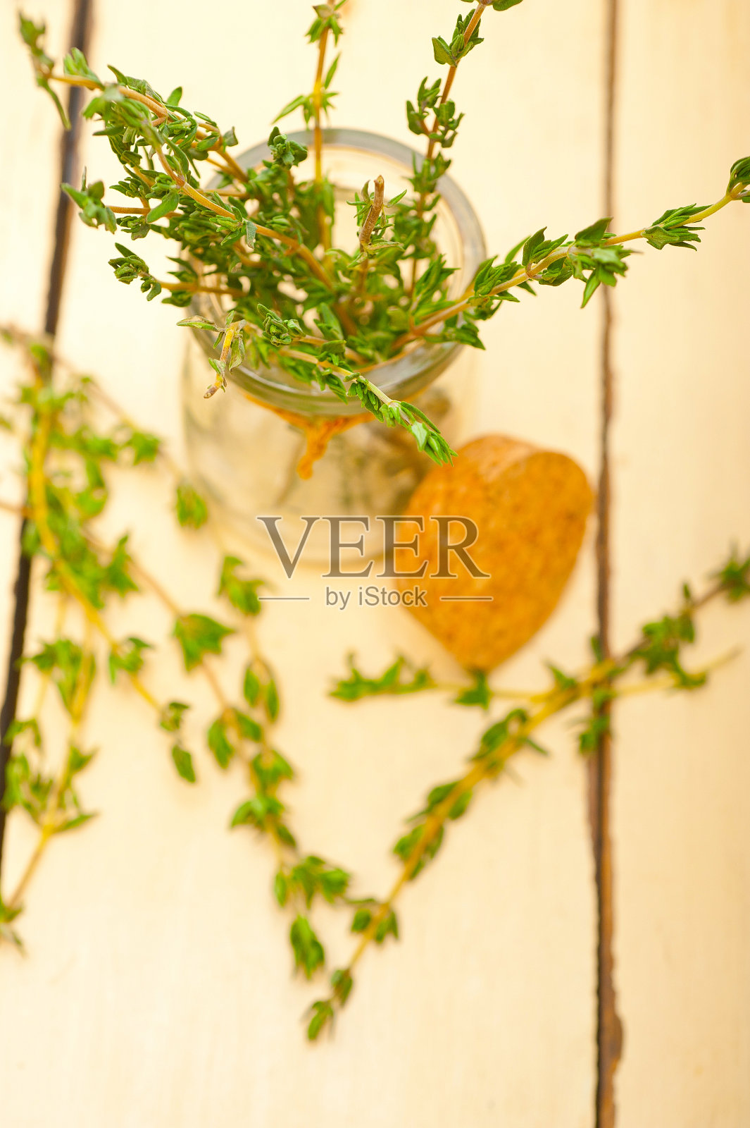 玻璃罐里的新鲜百里香照片摄影图片