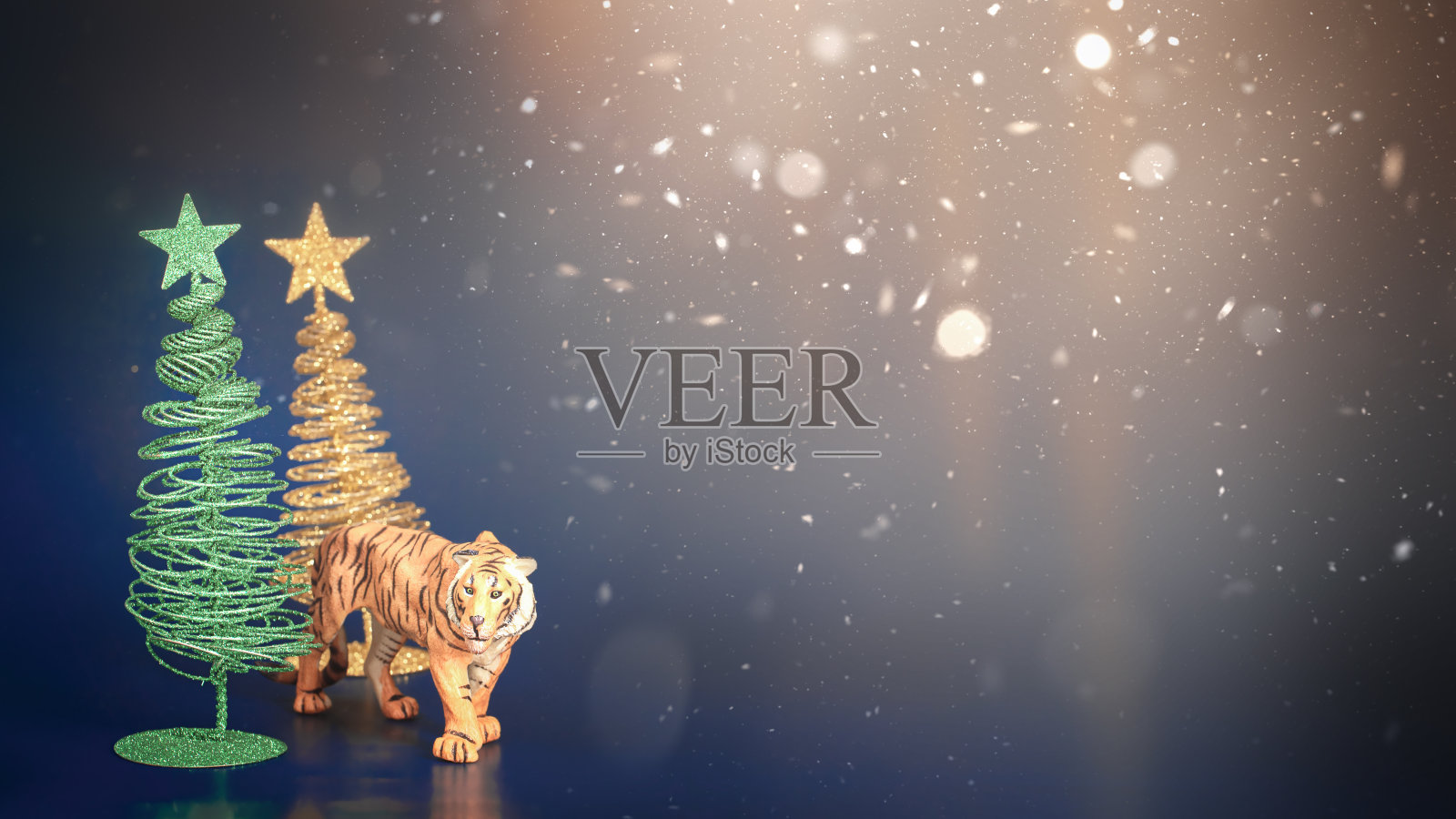 圣诞和新年贺卡圣诞树,雪花,在蓝色的背景上,老虎象征中国十二生肖日历照片摄影图片