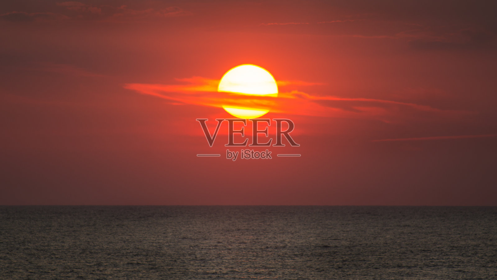 夕阳似乎被云包围着。照片摄影图片