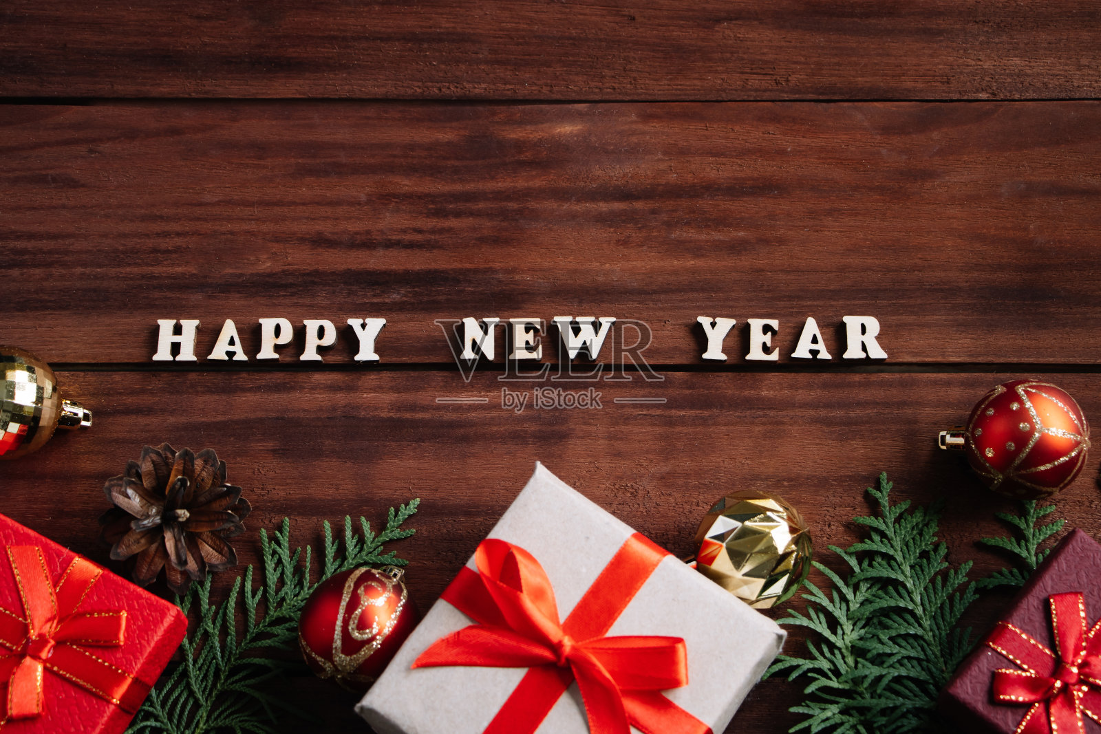 圣诞节和新年的概念。礼品盒和木制背景装饰。照片摄影图片