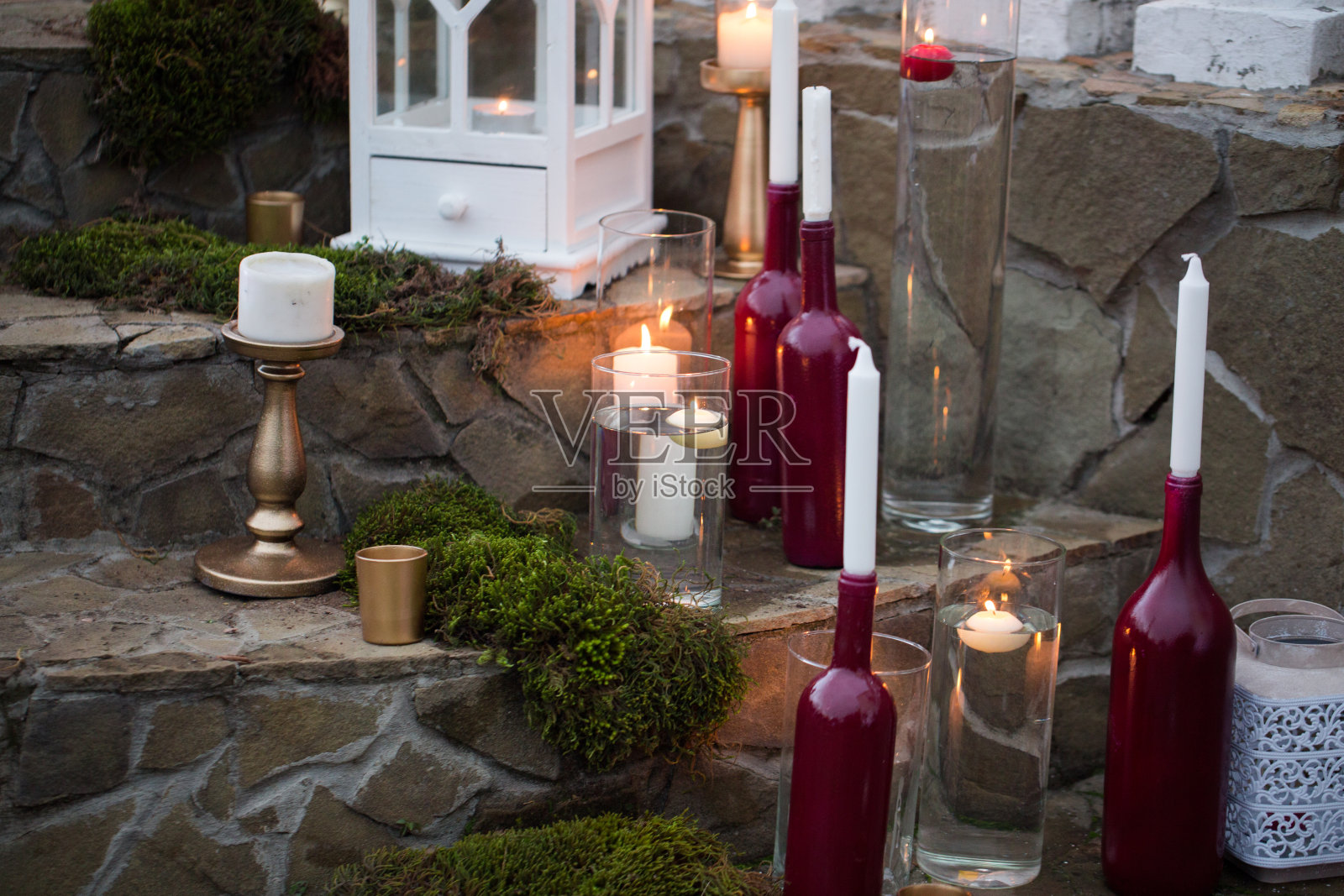 婚礼装饰与鲜花和瓶蜡烛照片摄影图片