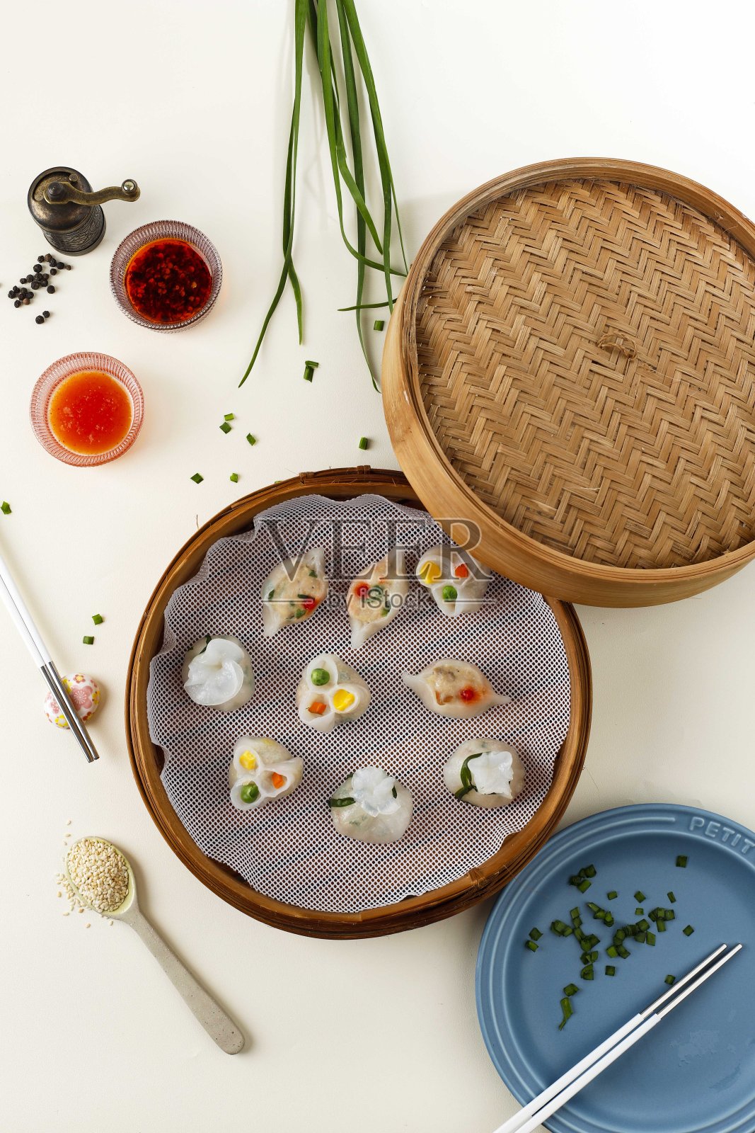 各种各样的美味蔬菜点心饺子粉彩盘,复制空间的文字。佐以精选调味酱及辣椒油照片摄影图片