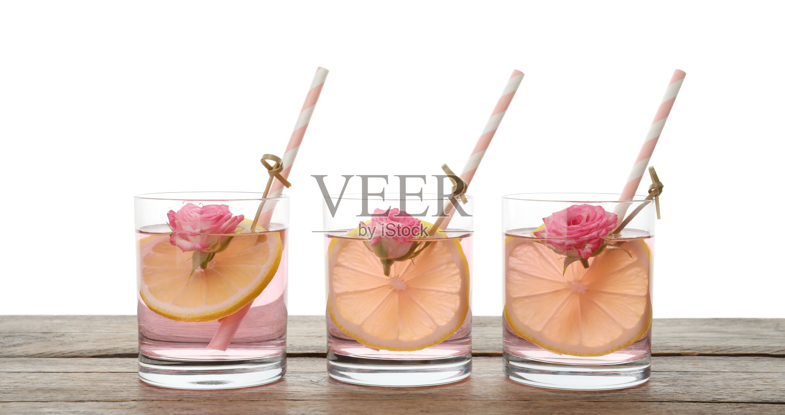 木桌上的柠檬玫瑰清新饮料照片摄影图片