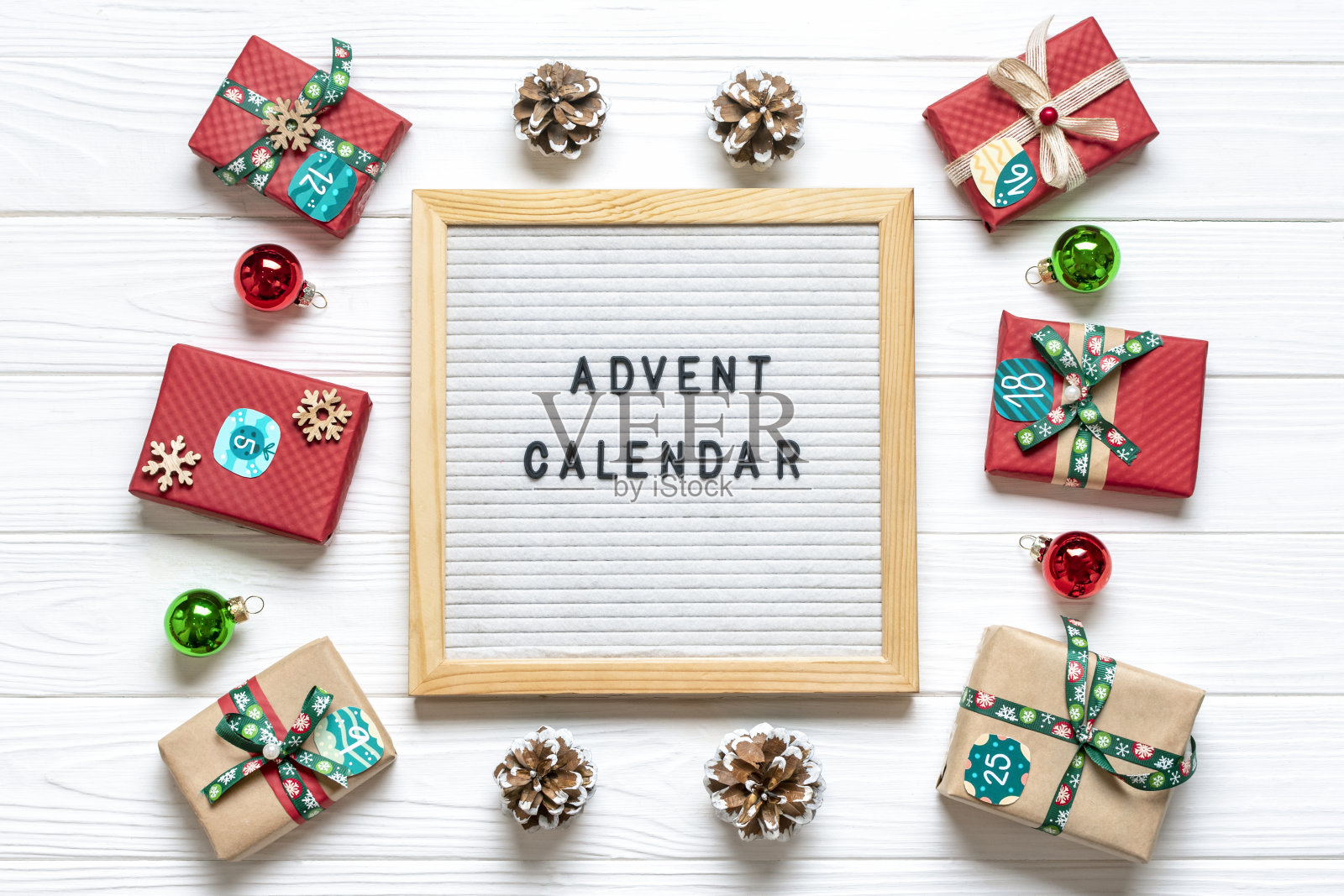 手工包装的红色,绿色的礼盒装饰丝带,雪花和数字,圣诞装饰品和装饰在白色的桌子上圣诞降临日历概念顶视图Flat lay节日卡片照片摄影图片