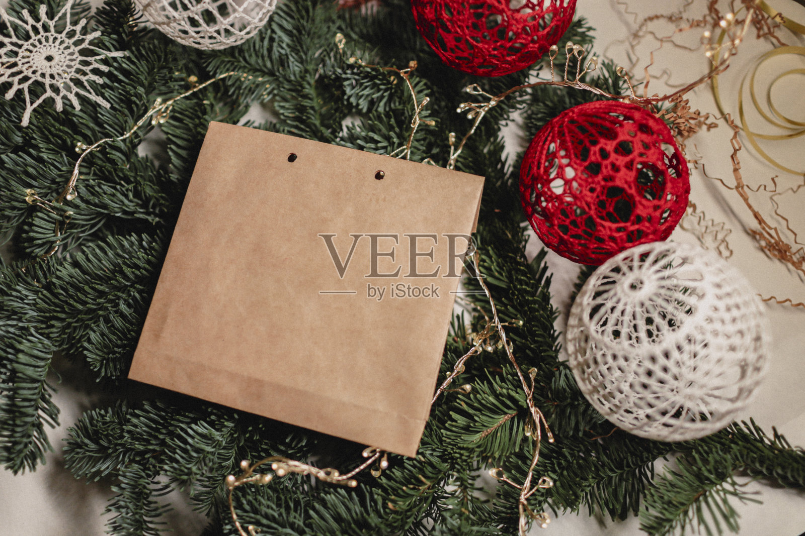 礼物包装,树枝和圣诞球。圣诞礼物手工概念。照片摄影图片