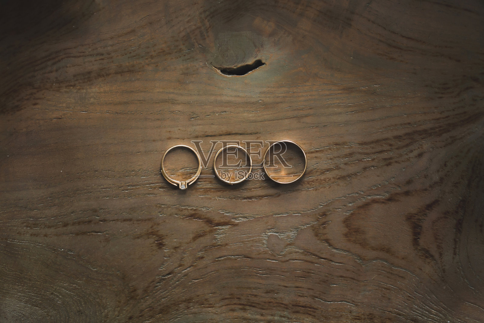 木制背景上的结婚戒指照片摄影图片
