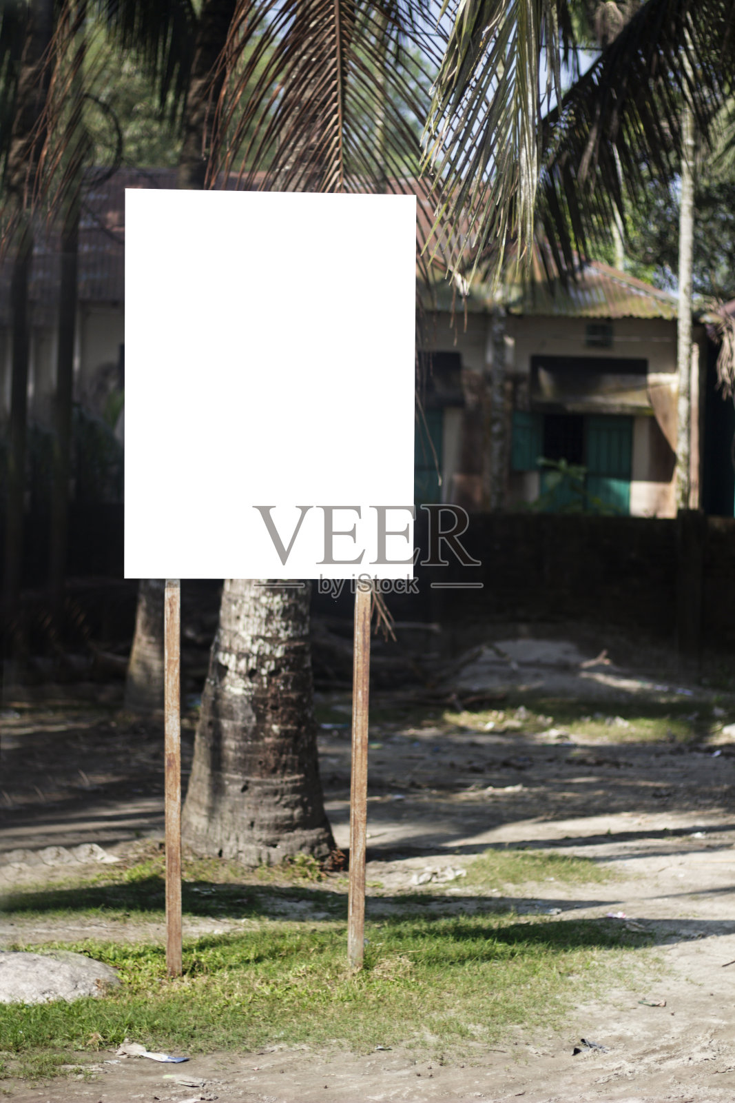 一个白色的广告牌在开放的公园为相框和背景模糊照片摄影图片