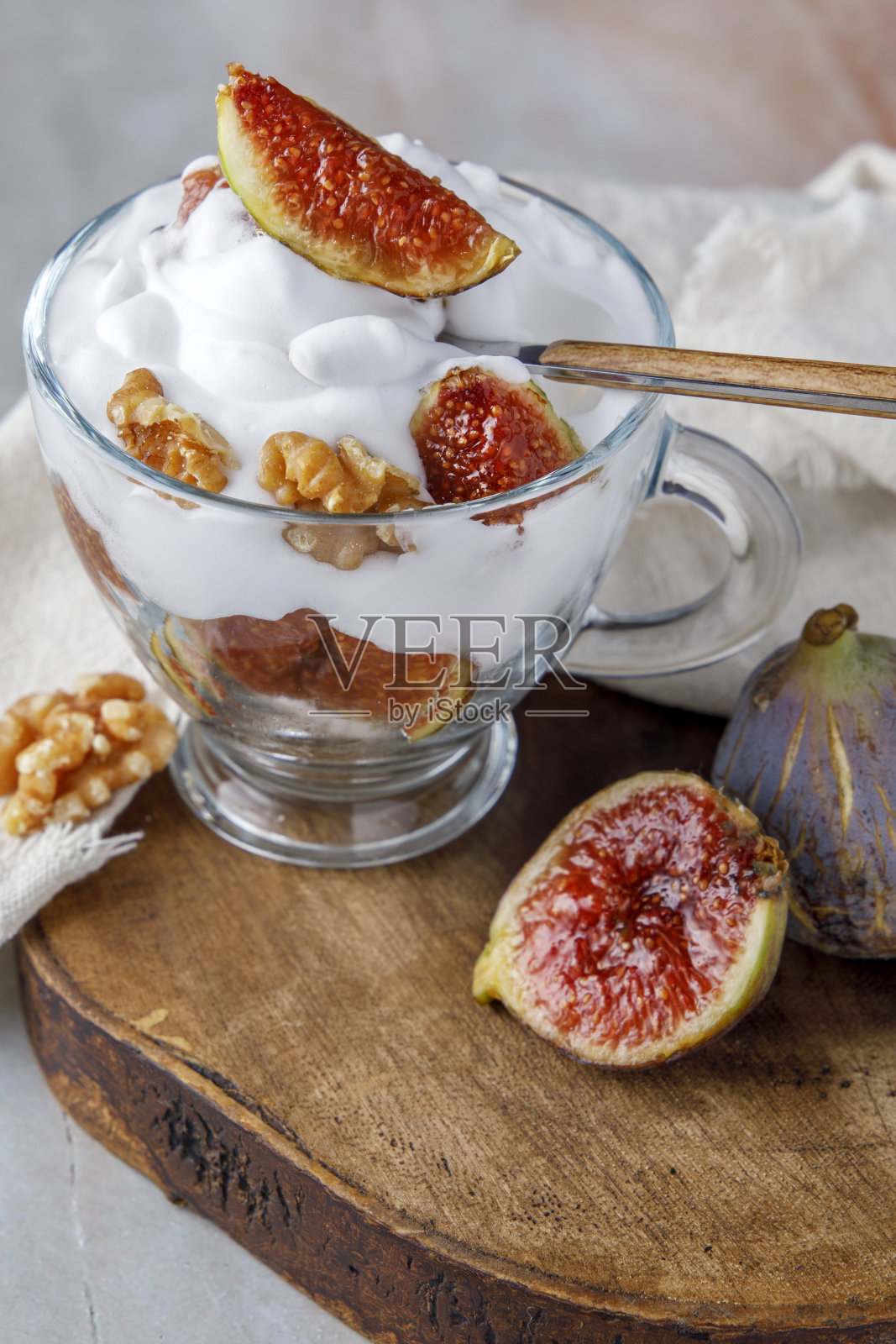 无花果酸奶配核桃照片摄影图片