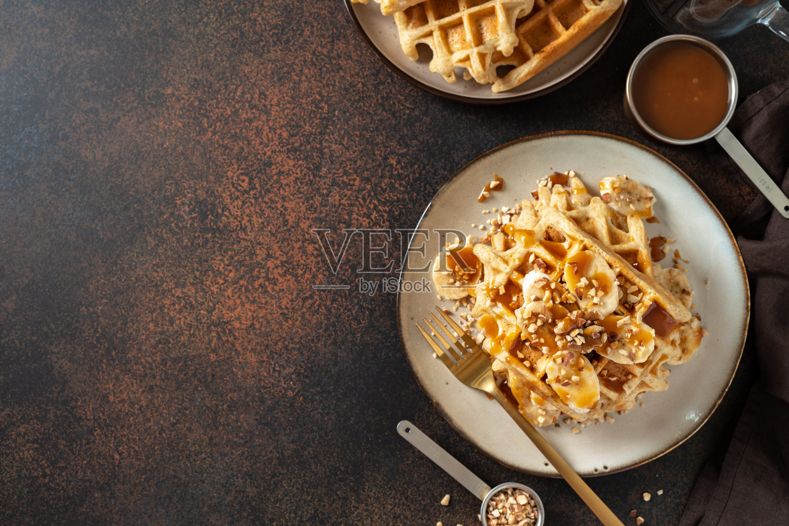 香蕉华夫饼配核桃和咸味焦糖在一盘烹饪背景照片摄影图片