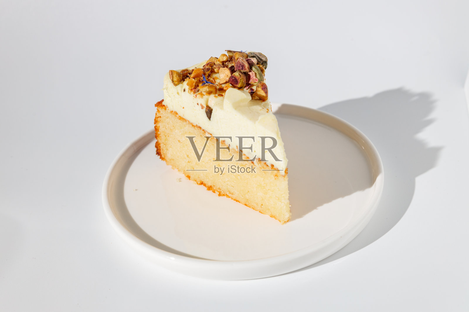 一块奶油香草饼干在白色盘子上照片摄影图片