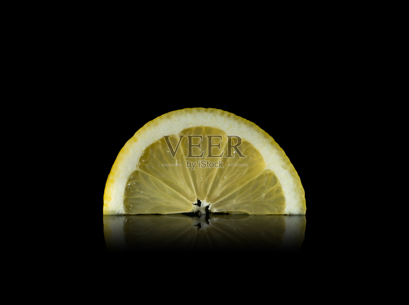柠檬片在黑色的背景上,柑橘水果在反射照片摄影图片