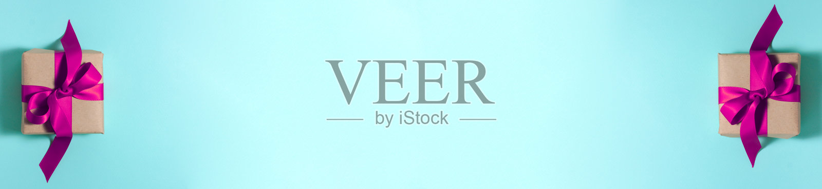 横幅的棕色纸礼品盒与紫色缎子丝带蝴蝶结在蓝色的背顶部。圣诞假期爸爸妈妈情人节和生日礼物平铺概念与复制空间照片摄影图片