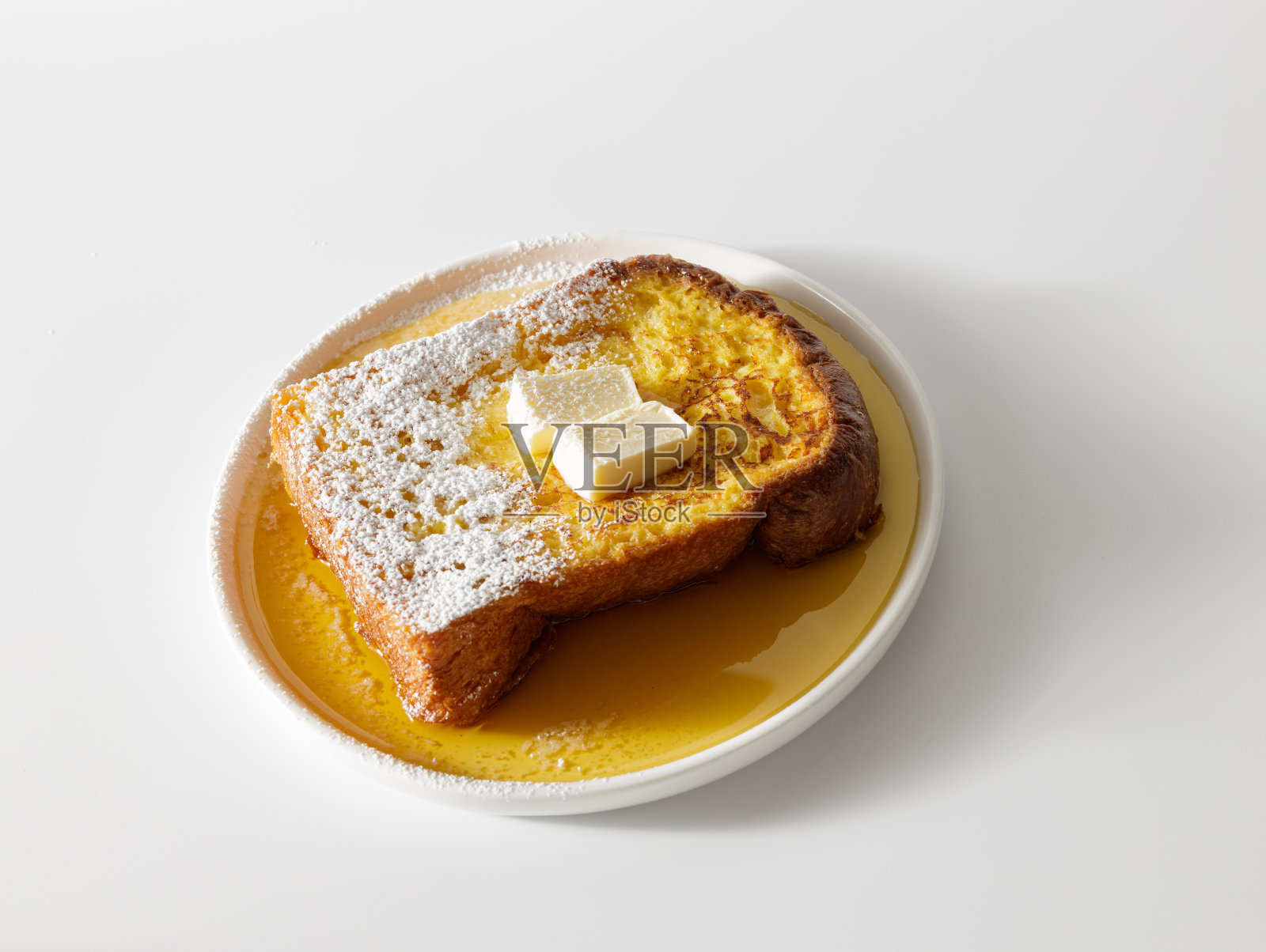 烤面包片放在油里和白色盘子里照片摄影图片