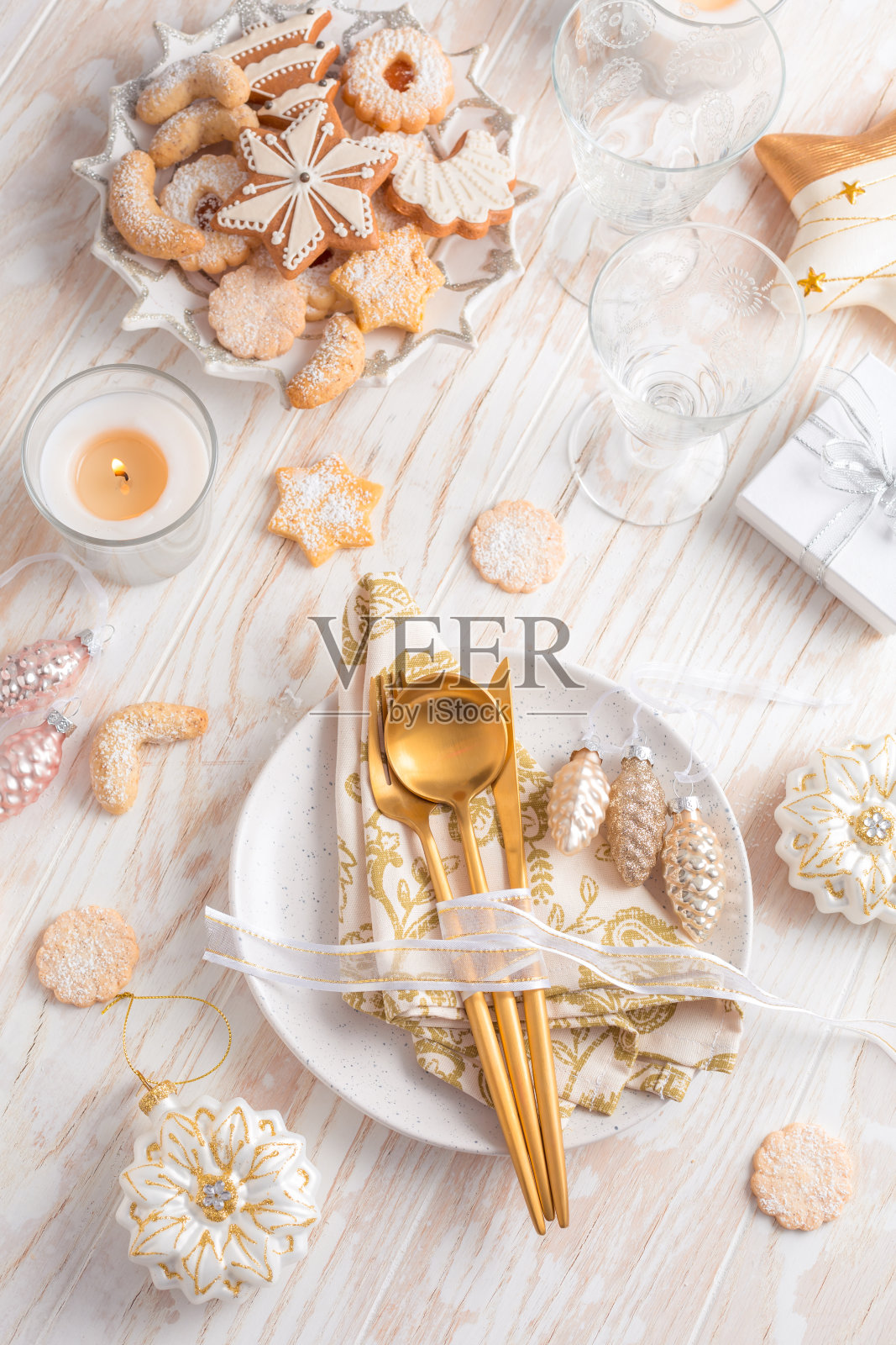 放置餐具和圣诞桌装饰饰品,姜饼和饼干照片摄影图片