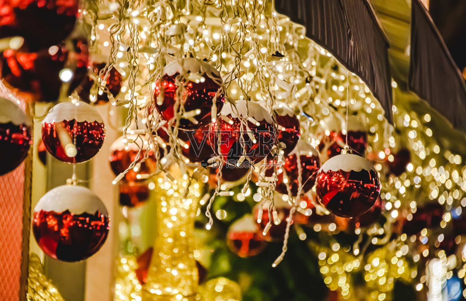 圣诞玩具和彩灯照片摄影图片