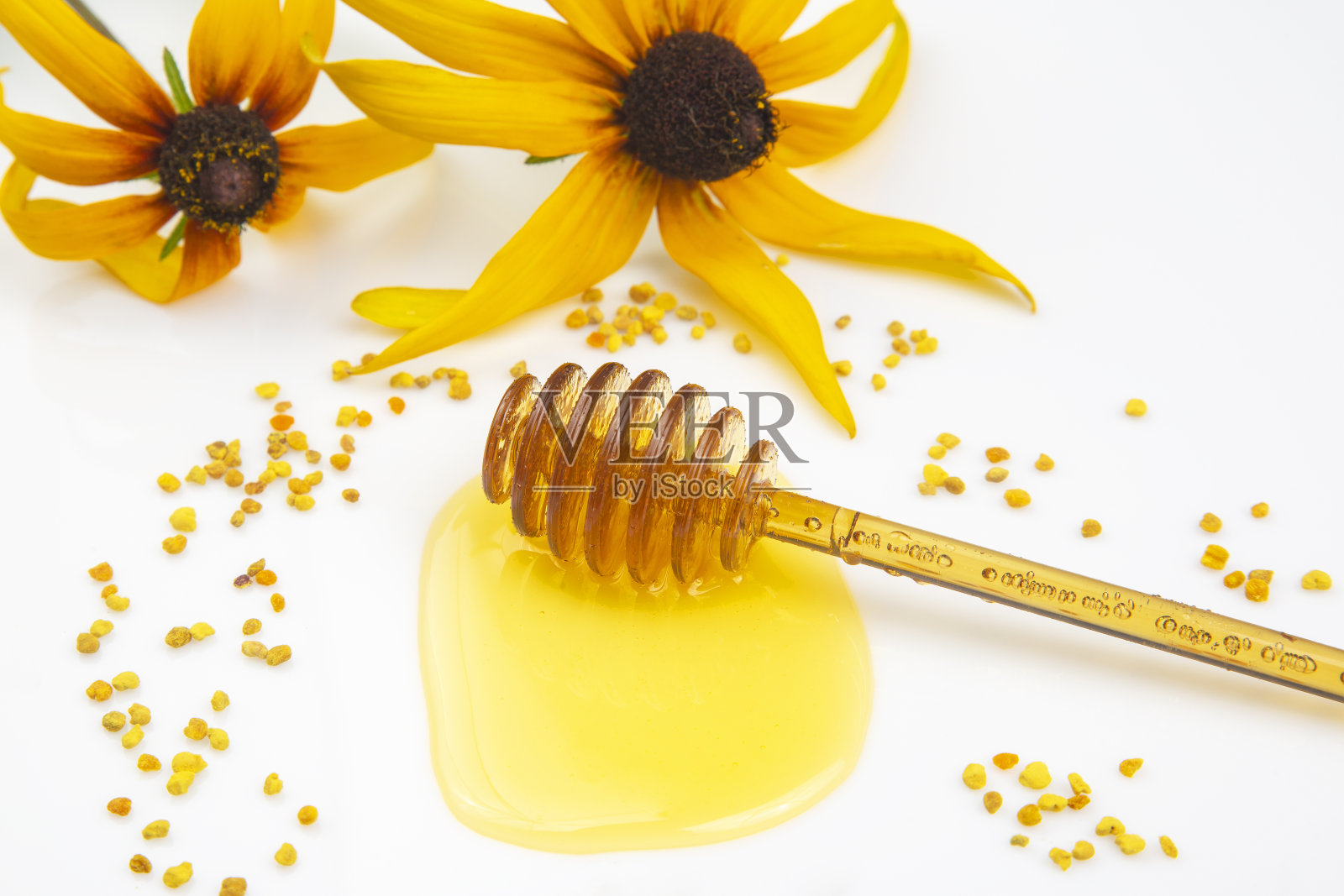 勺子与新鲜蜂蜜和花粉洒在白色的背景。有机维生素食品照片摄影图片