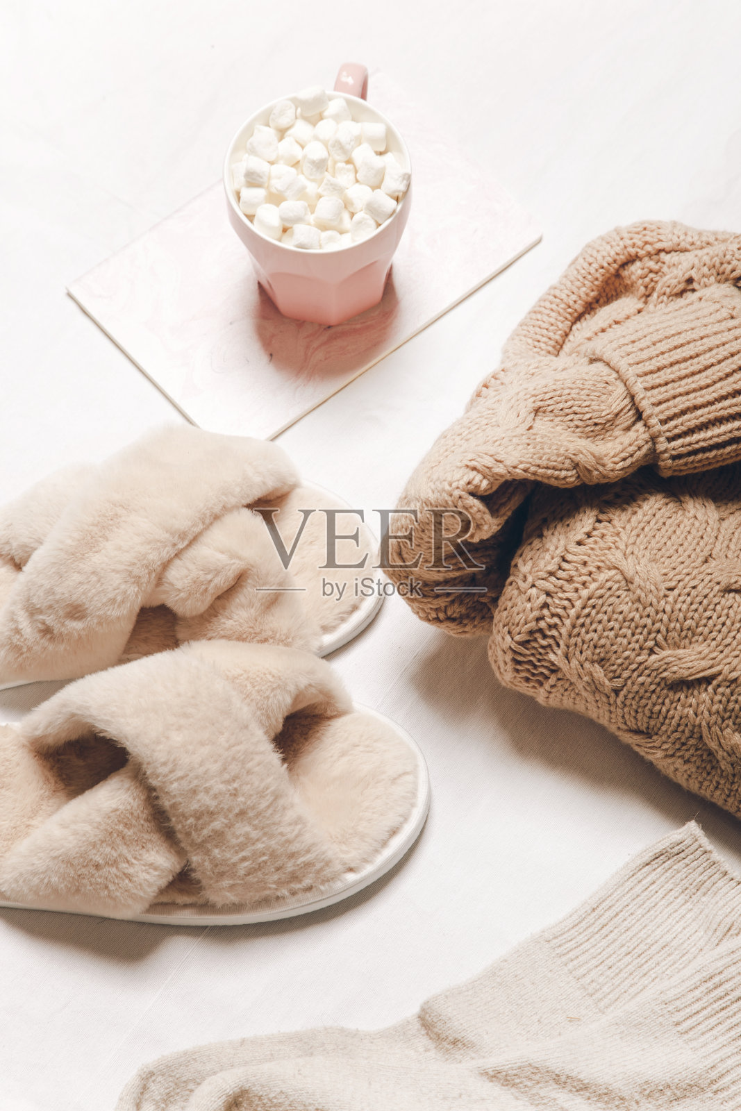 白色背景上的冬衣,温暖的冬天照片摄影图片