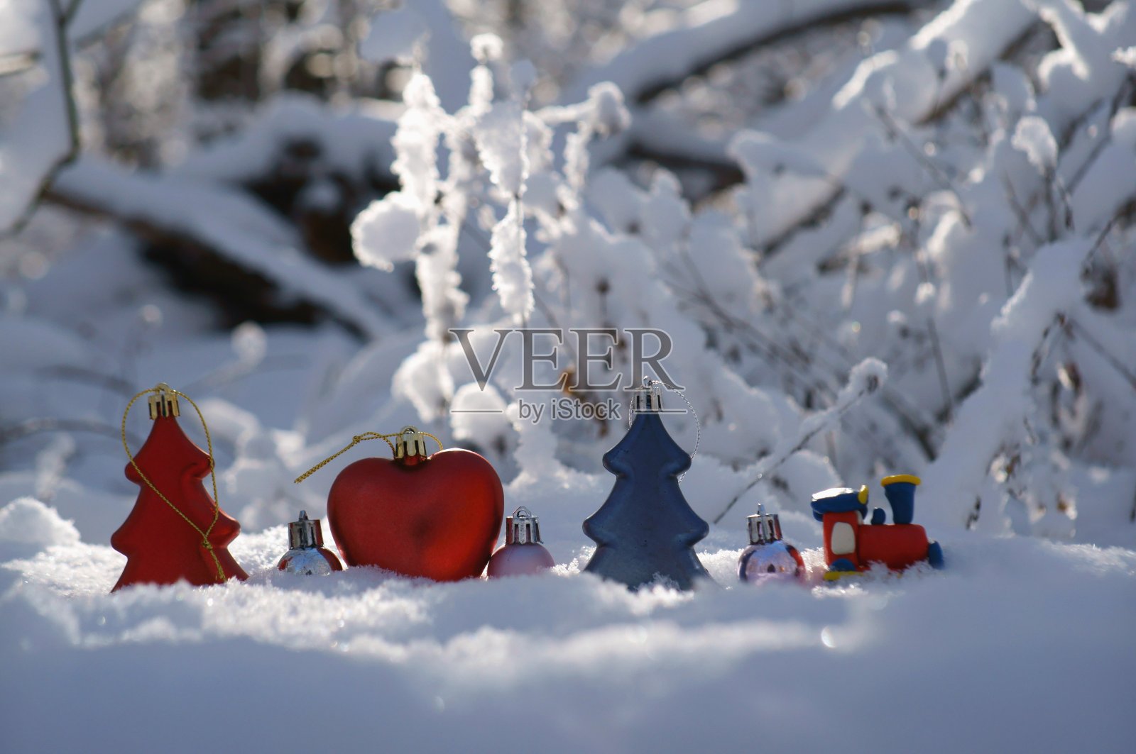 圣诞树玩具以白雪为背景。照片摄影图片