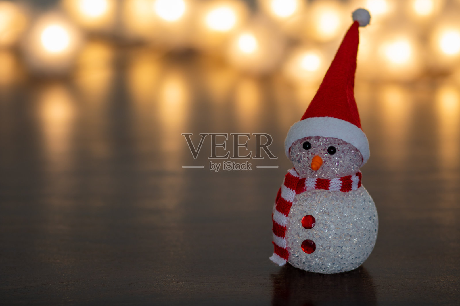 圣诞背景与金色的灯和雪人雕像照片摄影图片