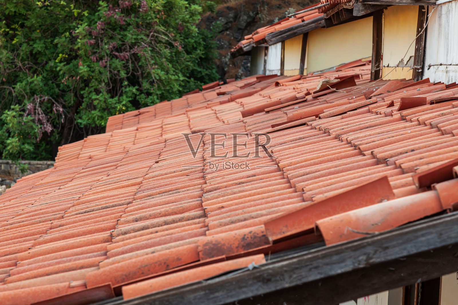 屋顶建筑有阁楼天窗、雨水排水沟系统、屋顶窗和屋顶防雪板、防雪室外。现代住宅建设。嬉皮和山谷屋顶类型照片摄影图片