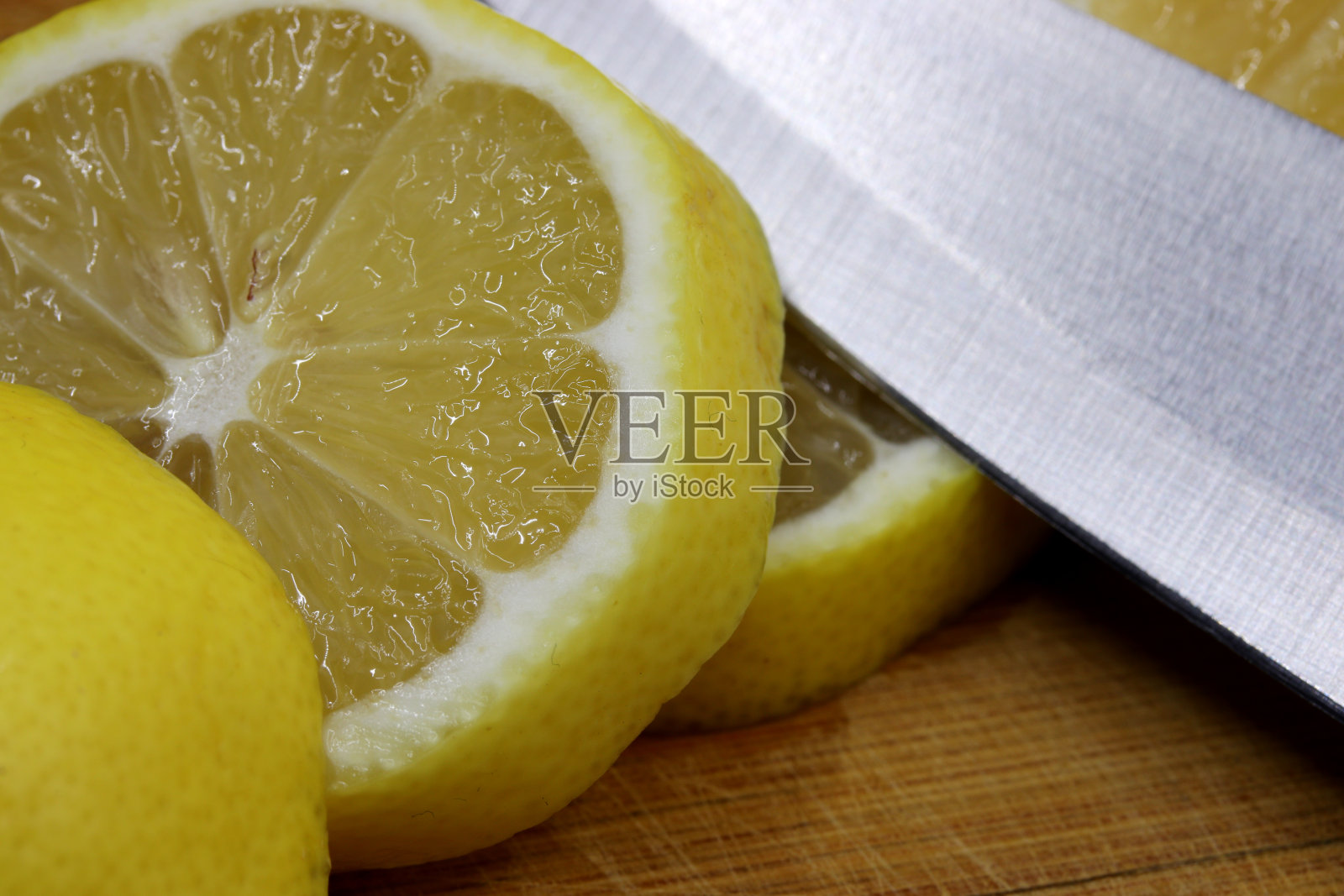桌上的柠檬片照片摄影图片