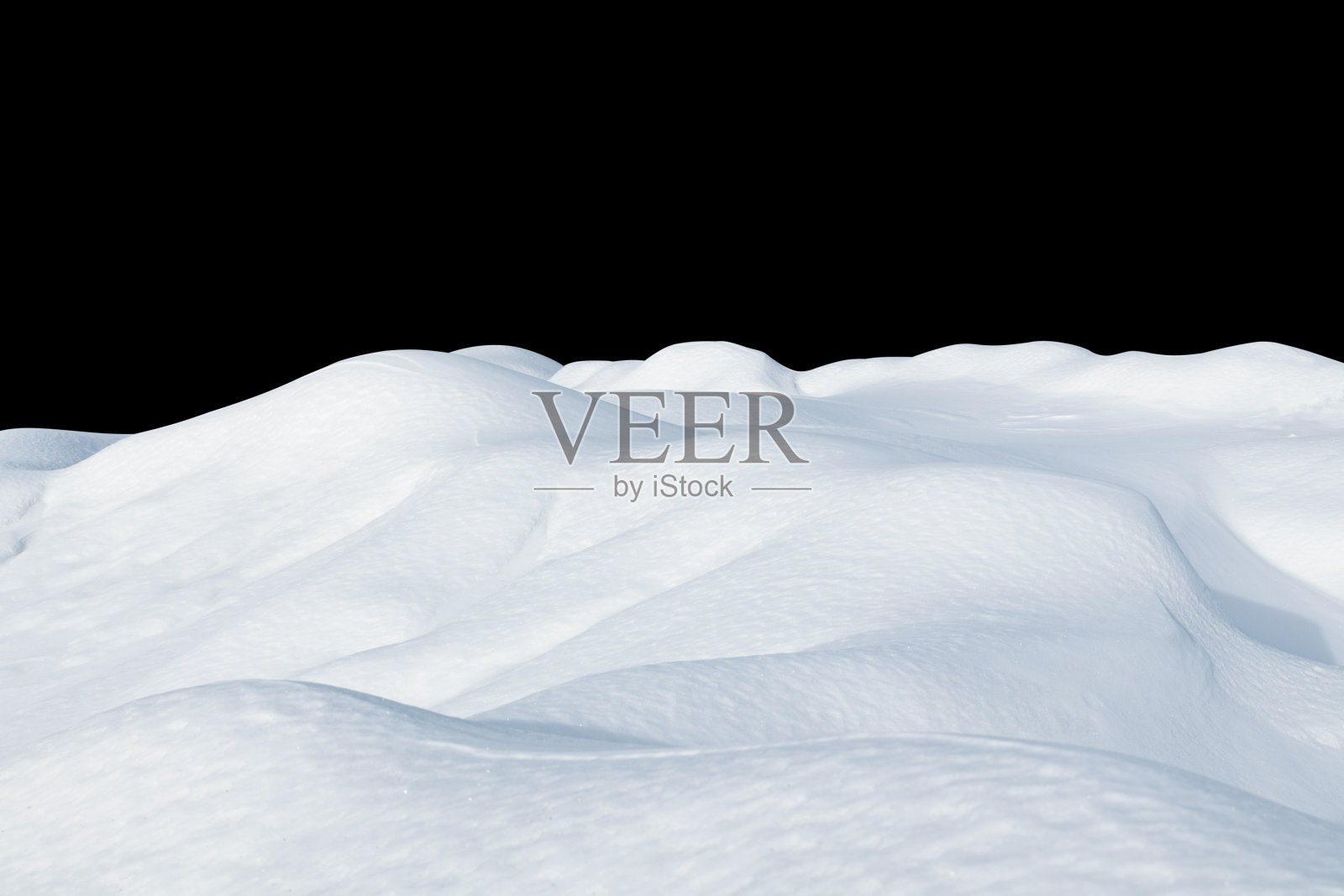 雪花在孤立的黑色背景上飘动。照片摄影图片