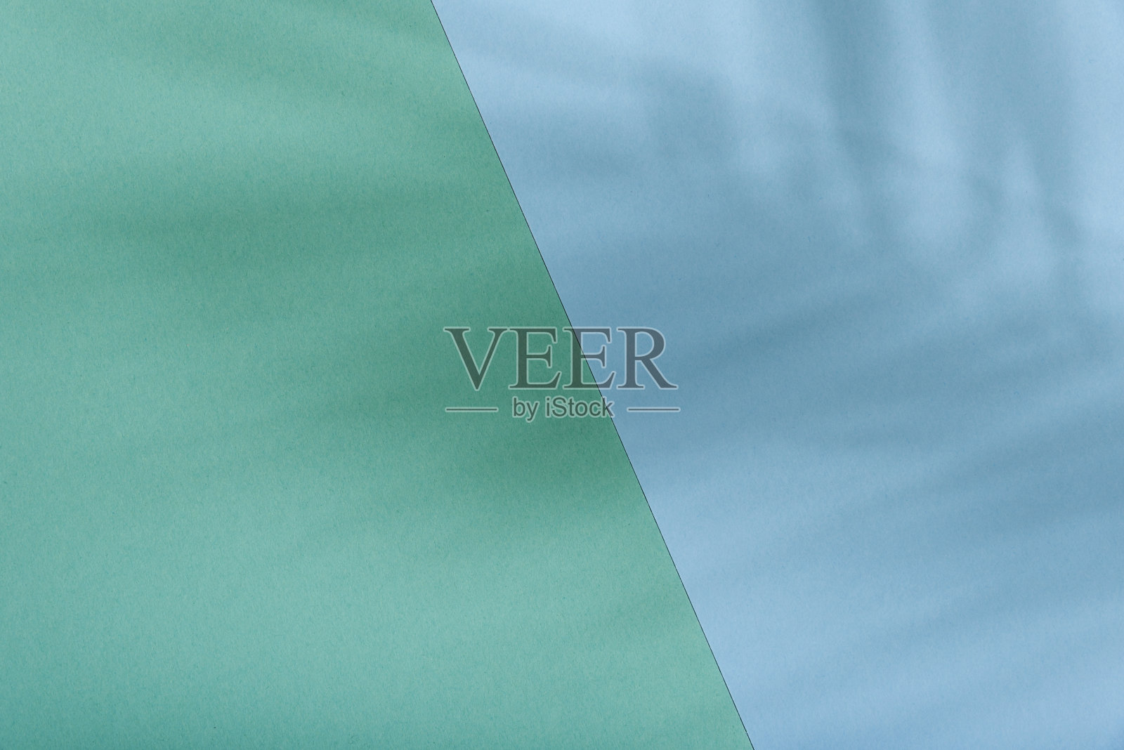 绿色和蓝色背景与热带棕榈阴影。柔和的薄荷纸和异国情调的绿荫布局。照片摄影图片